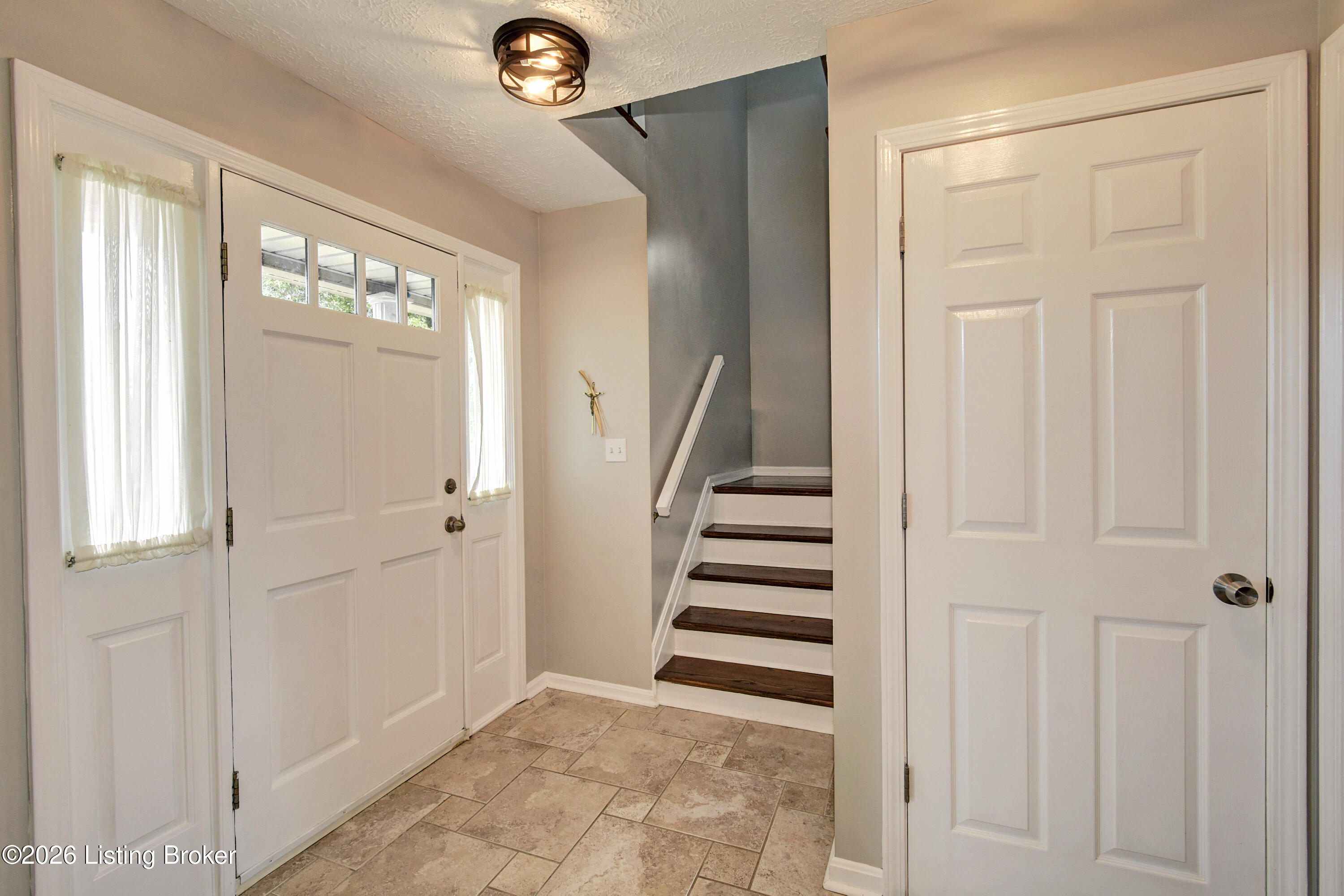 4924 Hunters Point Cir Property Photo 3