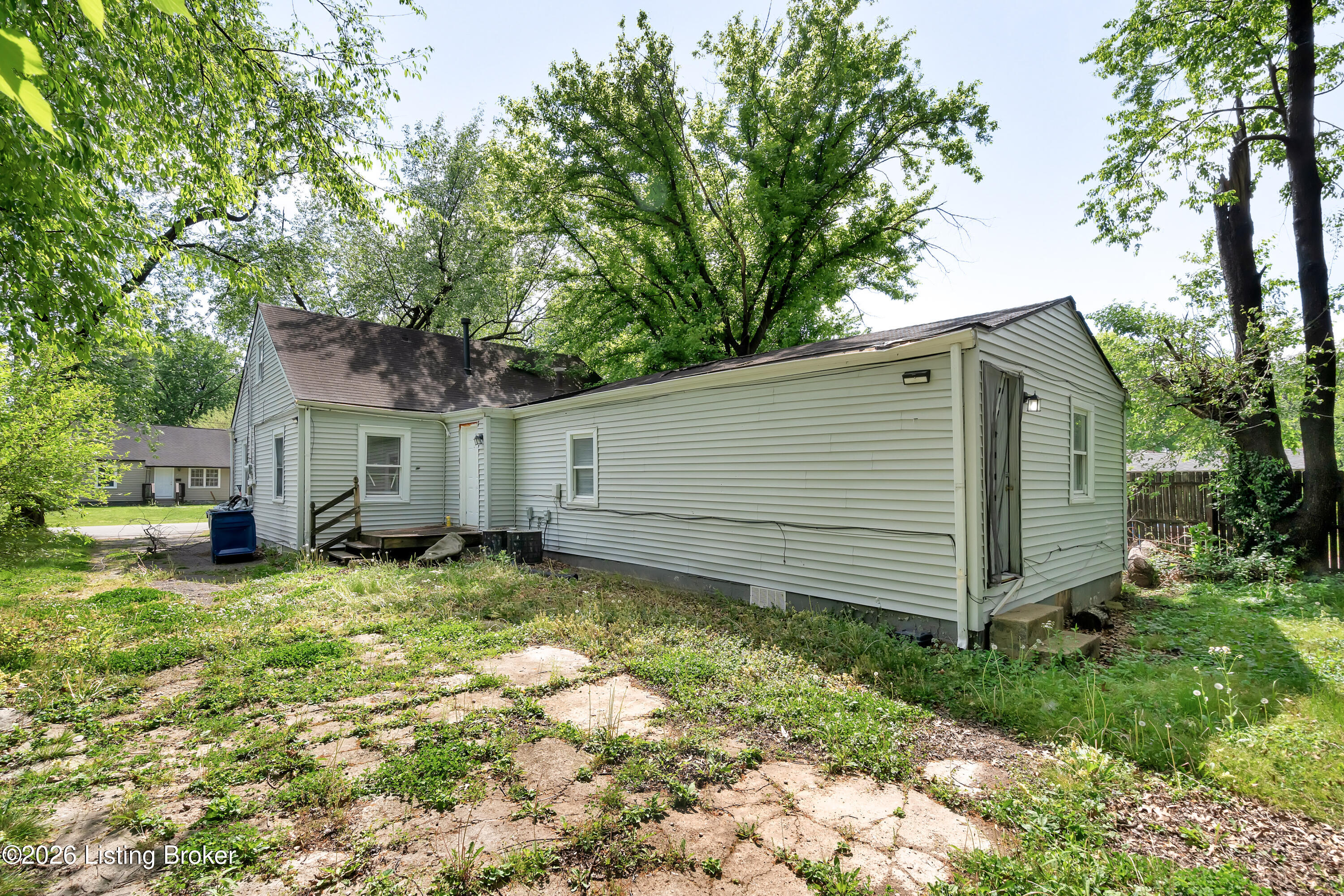 1721 Model Rd Property Photo 3