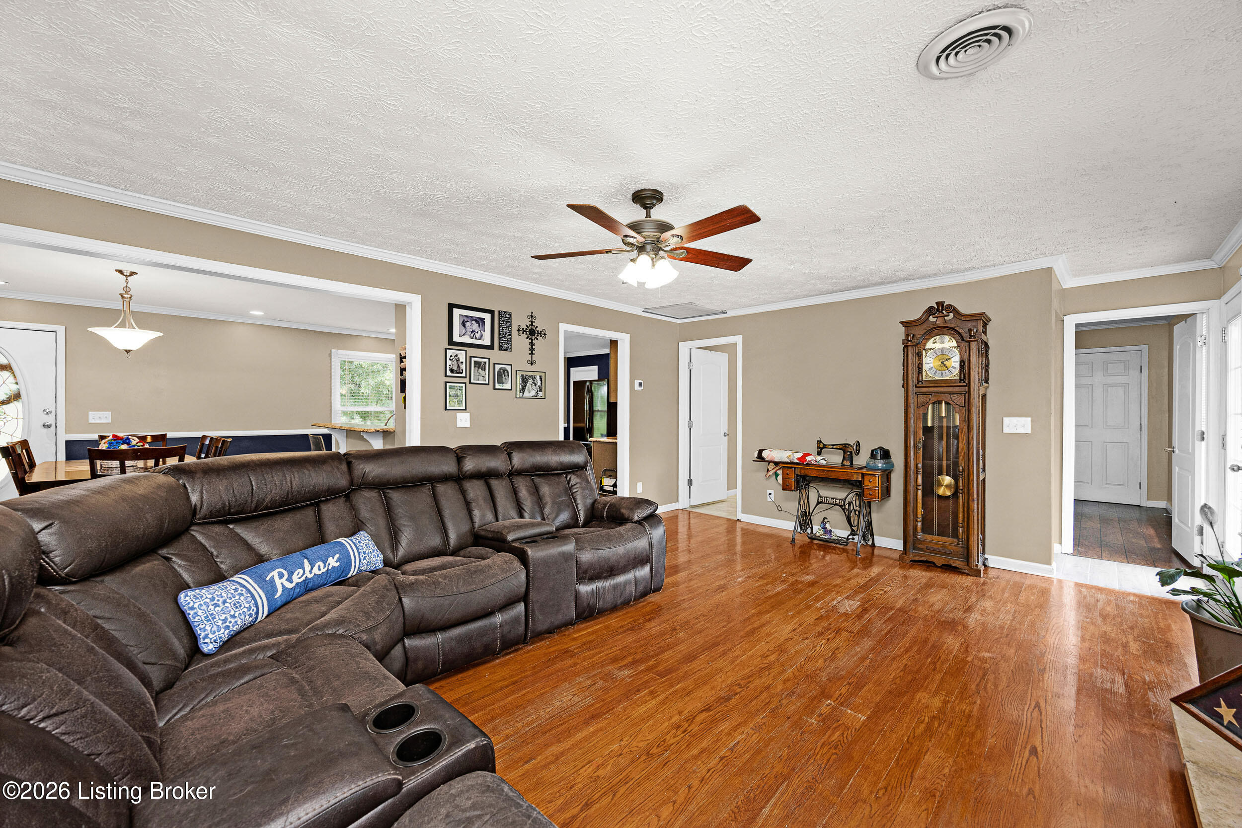 825 Thomas Ln Property Photo 2