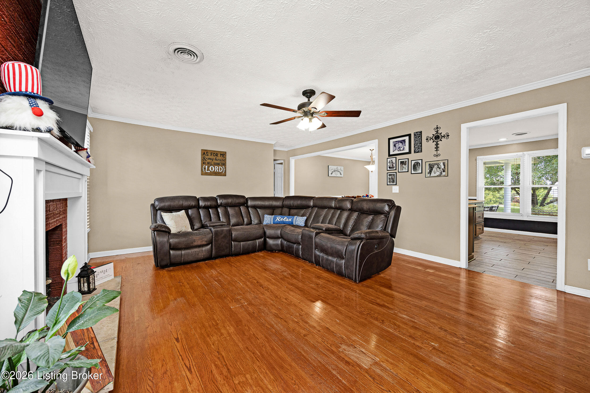 825 Thomas Ln Property Photo 3