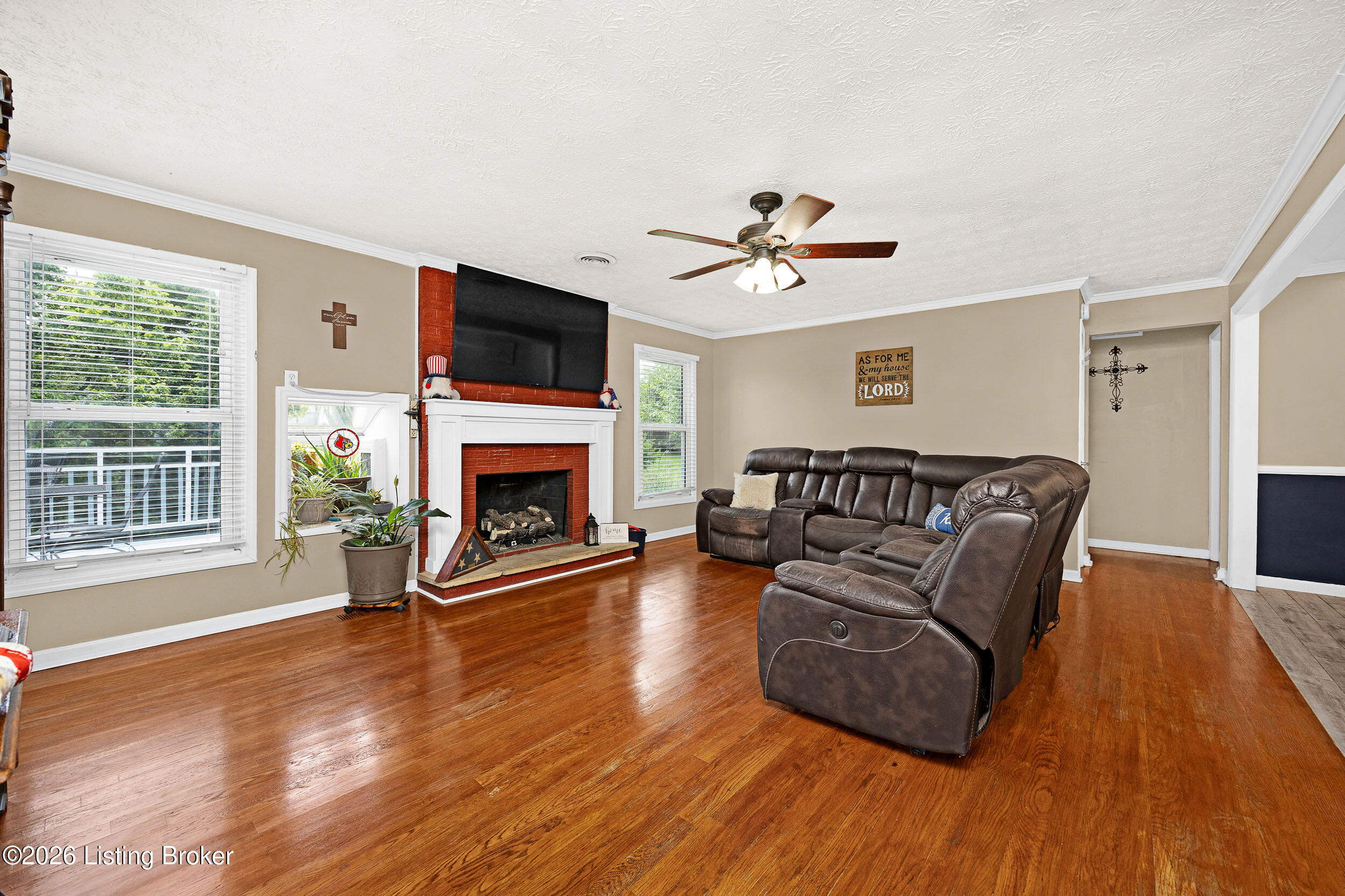 825 Thomas Ln Property Photo 4