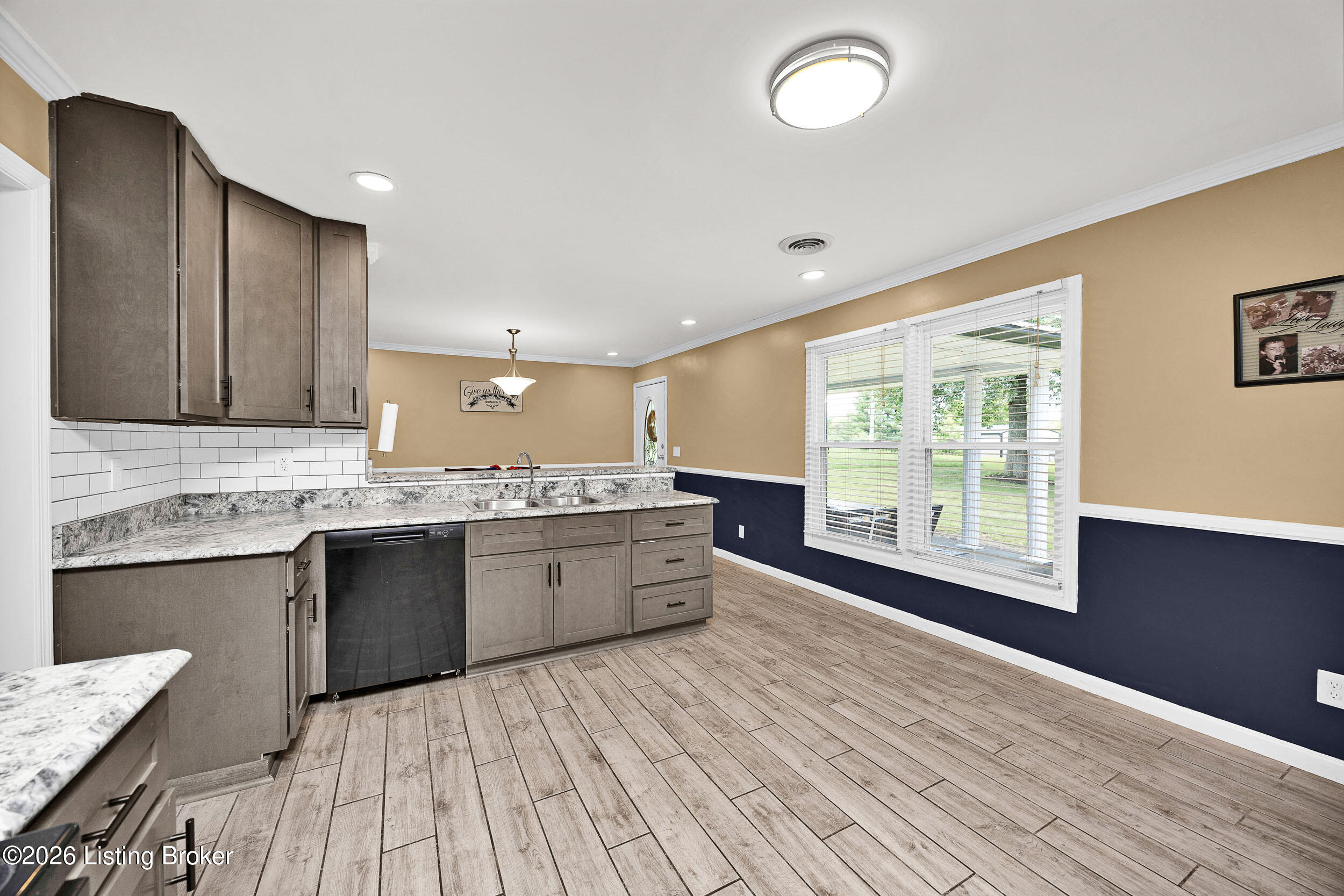 825 Thomas Ln Property Photo 6
