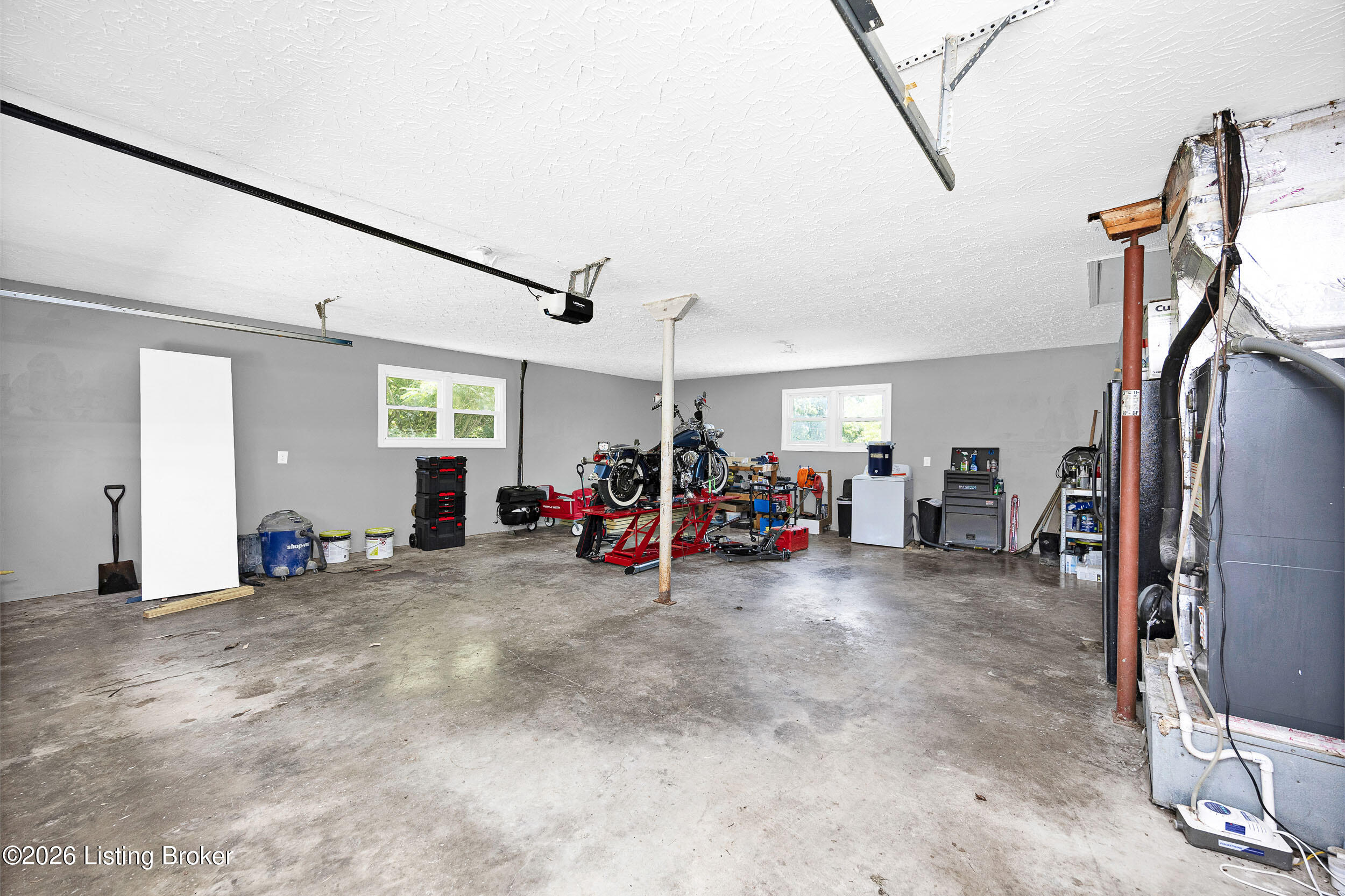 825 Thomas Ln Property Photo 36