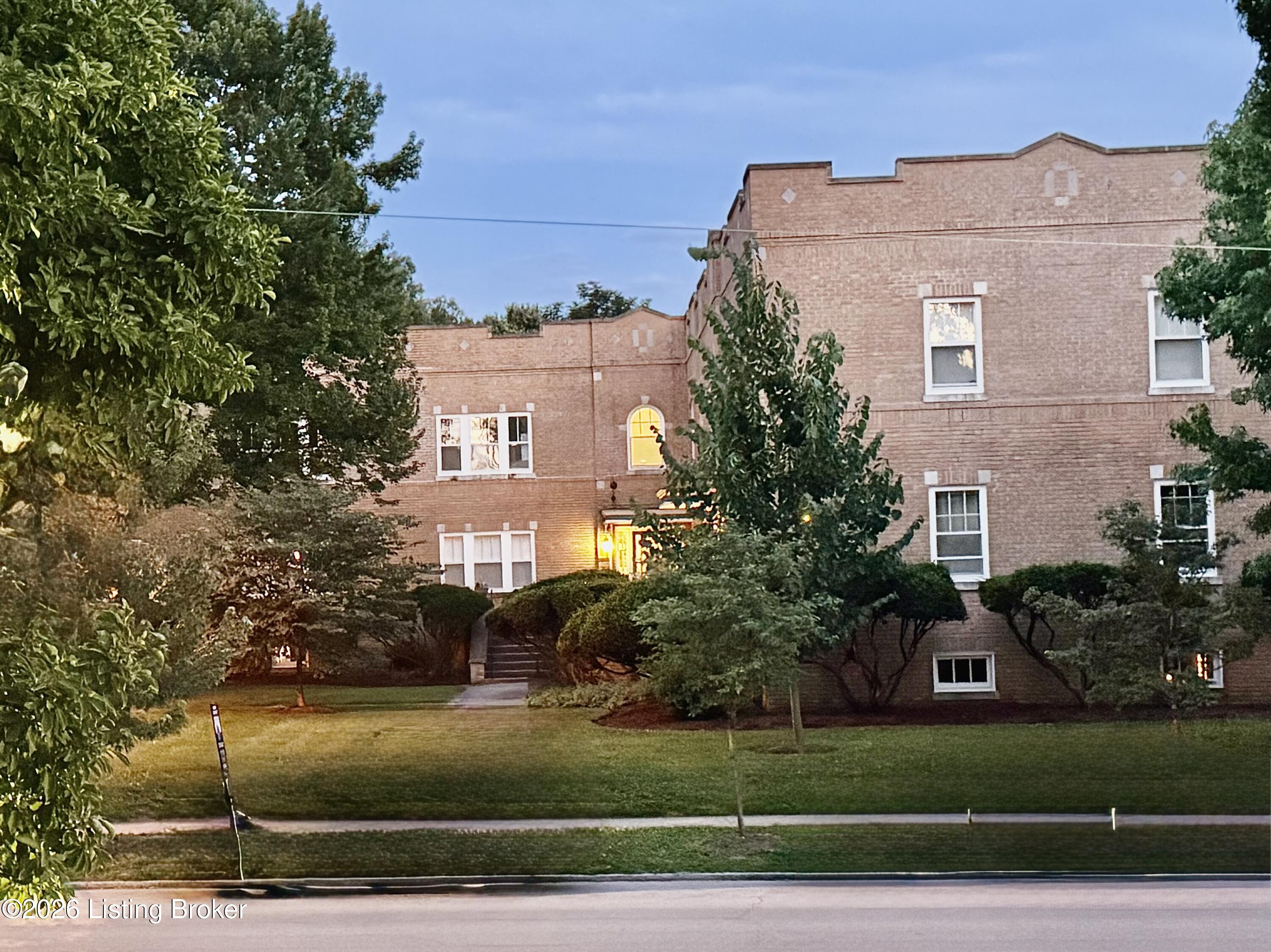 2306 Woodbourne Ave Apt 8 Property Photo 3