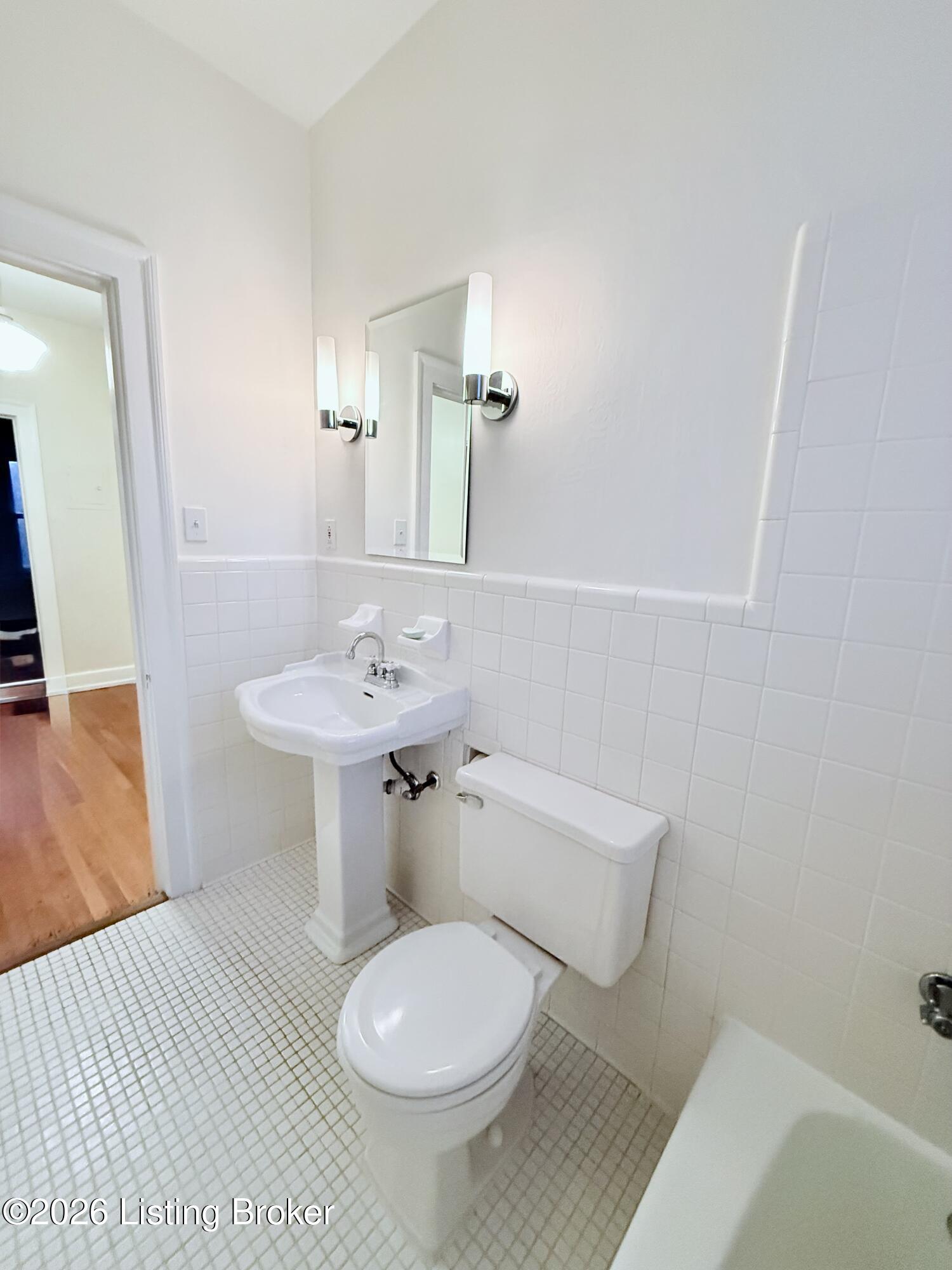 2306 Woodbourne Ave Apt 8 Property Photo 17