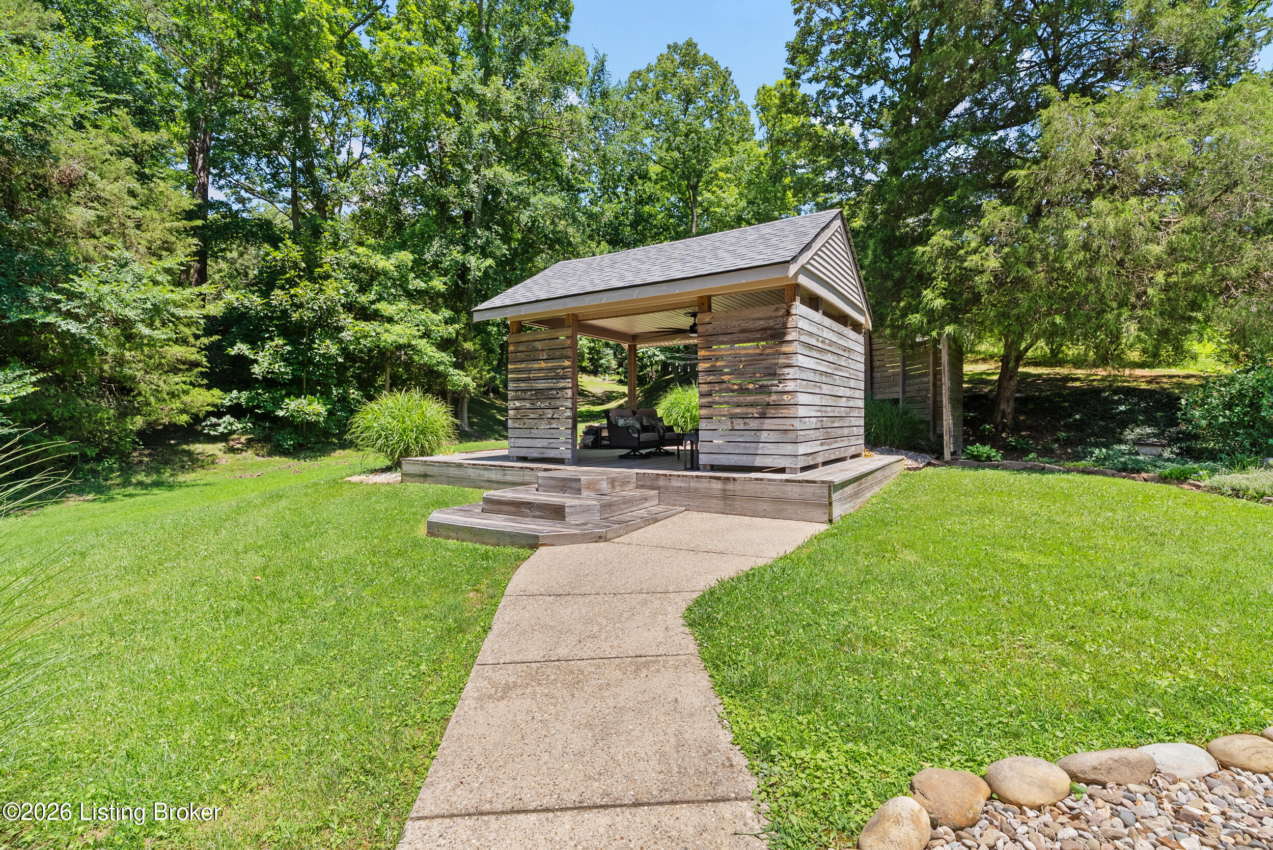 8215 Arnoldtown Rd Property Photo 4