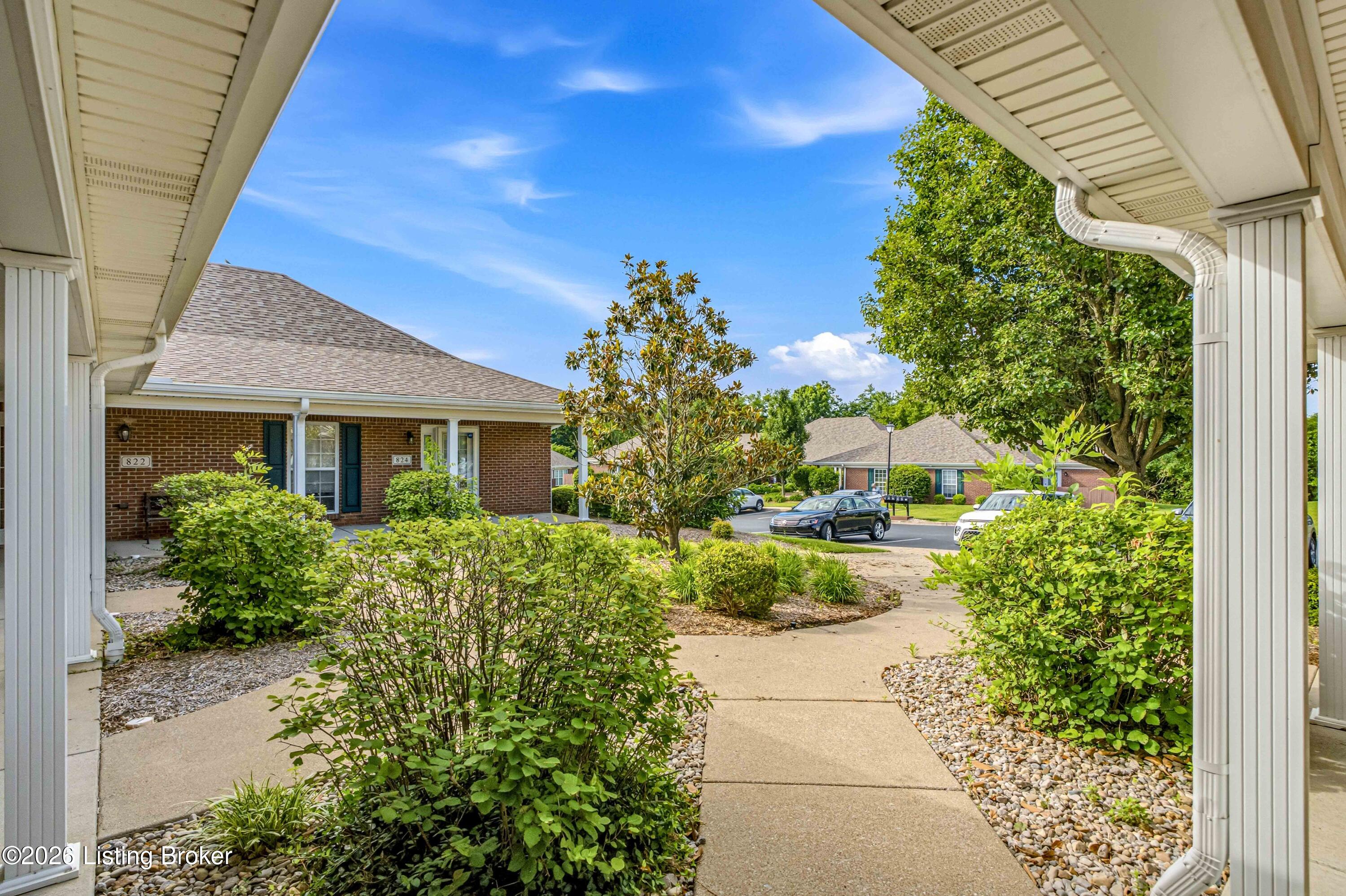 816 Garden Pointe Dr Property Photo 3