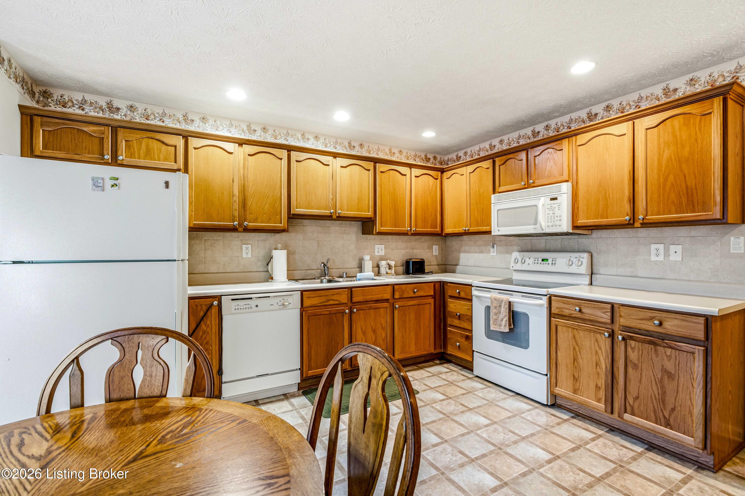 816 Garden Pointe Dr Property Photo 8