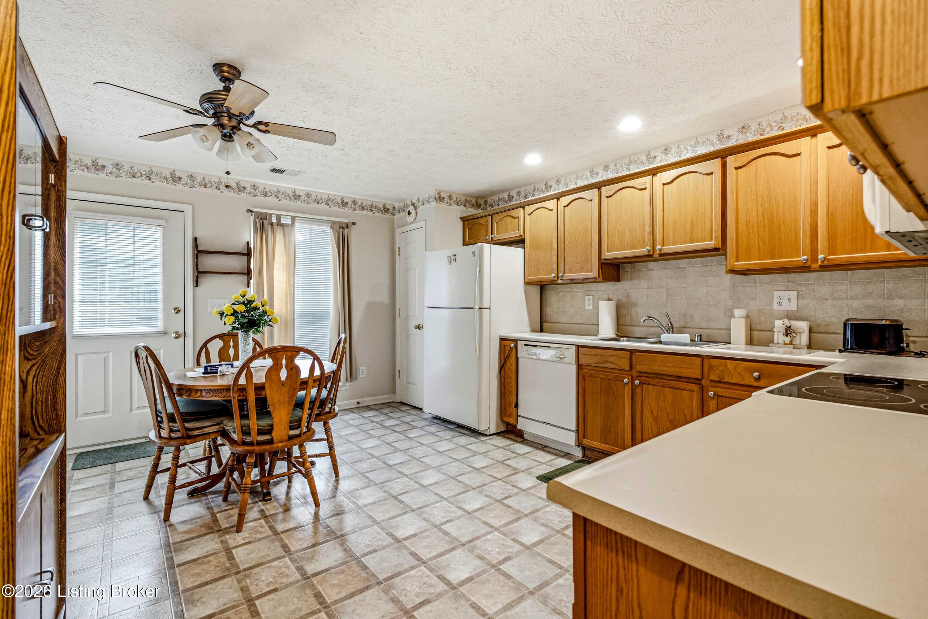 816 Garden Pointe Dr Property Photo 9