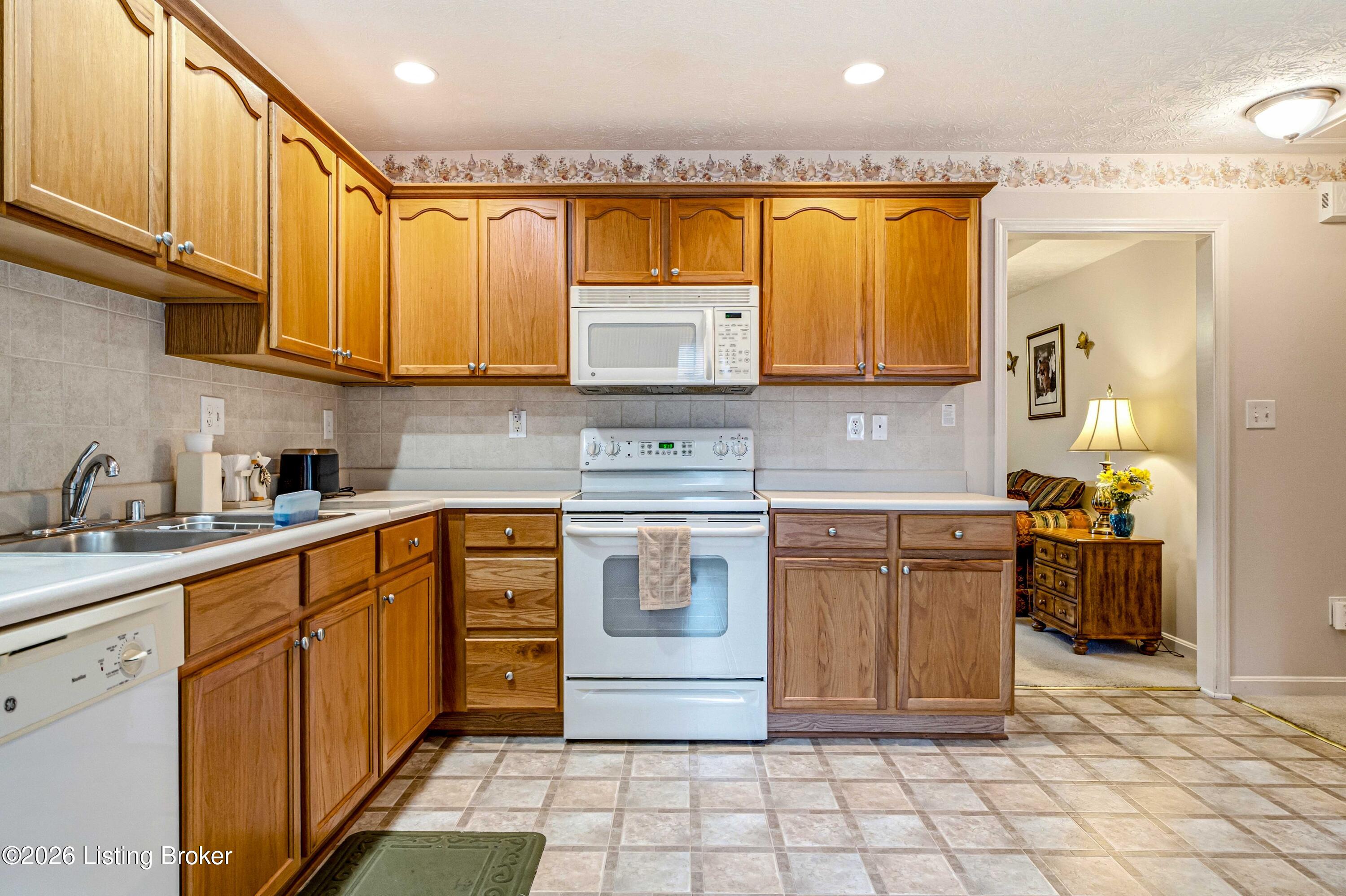816 Garden Pointe Dr Property Photo 10