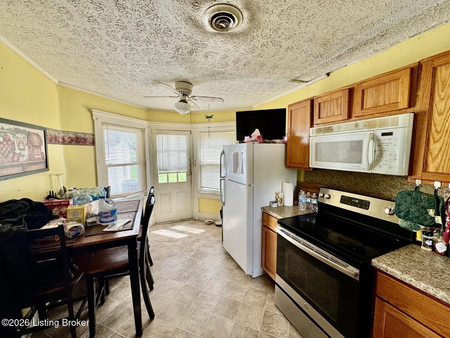 327 E Main St Property Photo 4