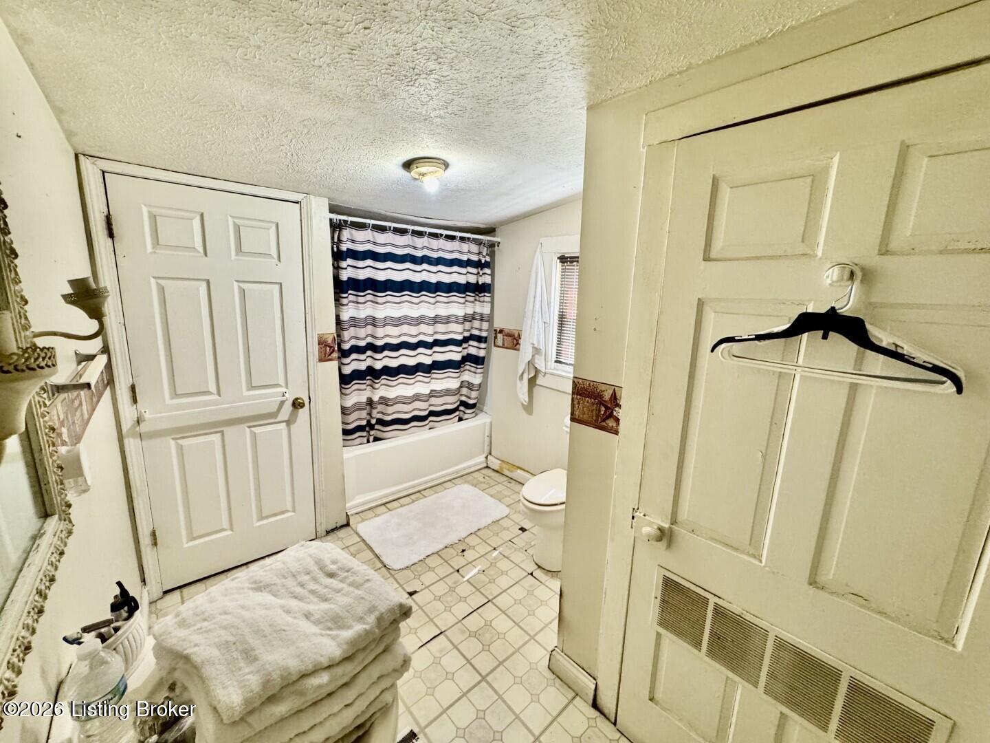 327 E Main St Property Photo 9