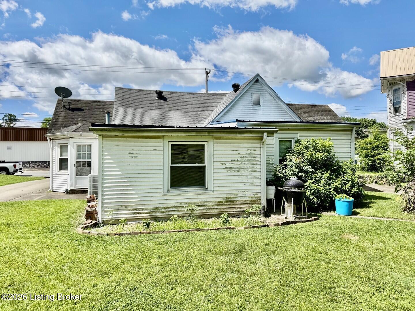 327 E Main St Property Photo 12