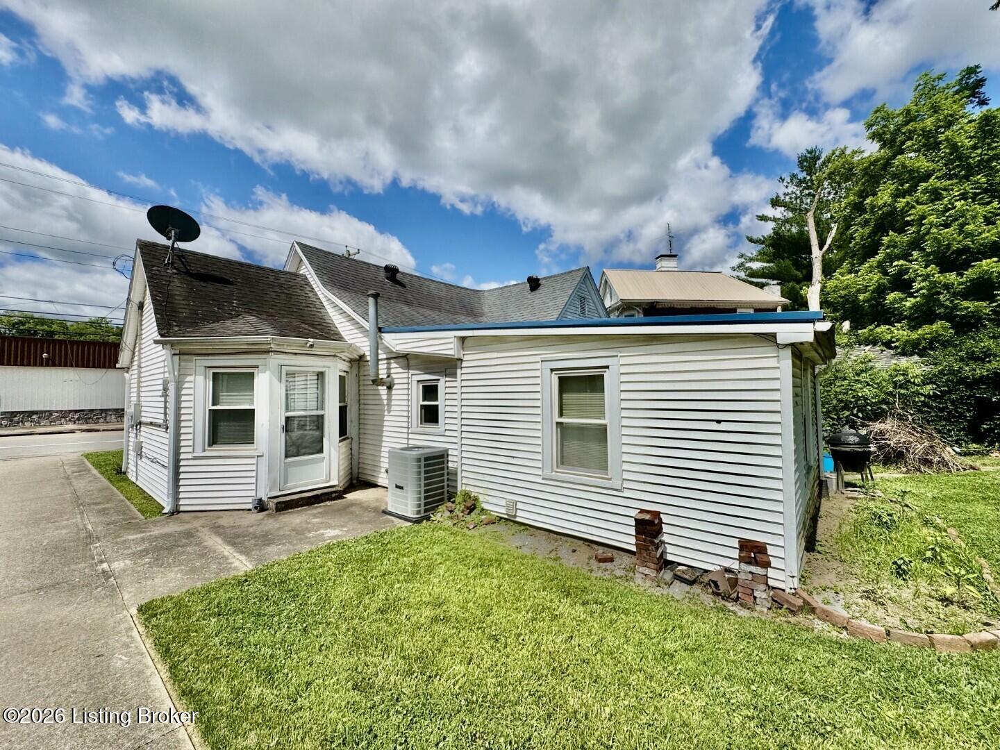 327 E Main St Property Photo 13