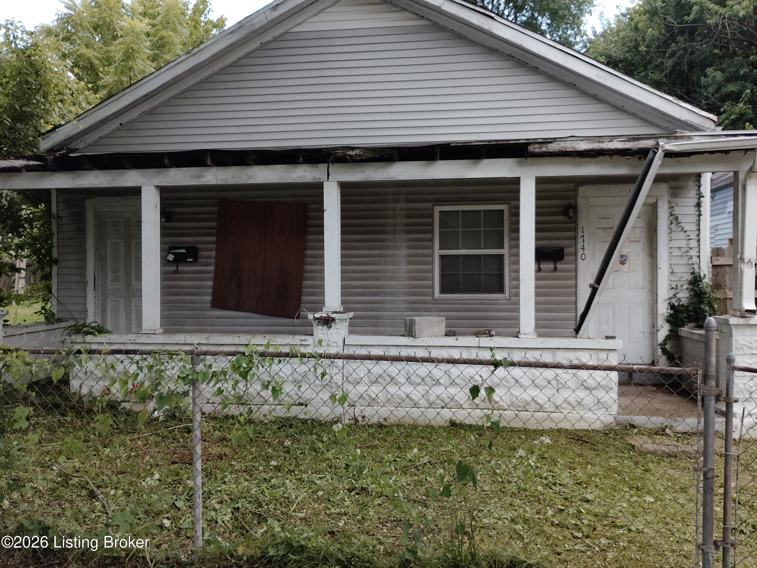 1738 W Ormsby Ave Property Photo 1