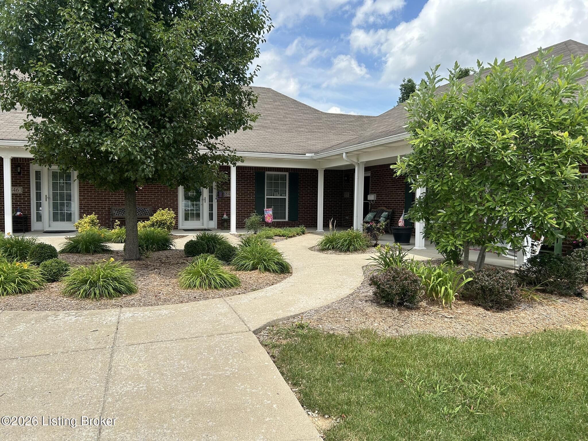 850 Garden Pointe Dr Property Photo 2