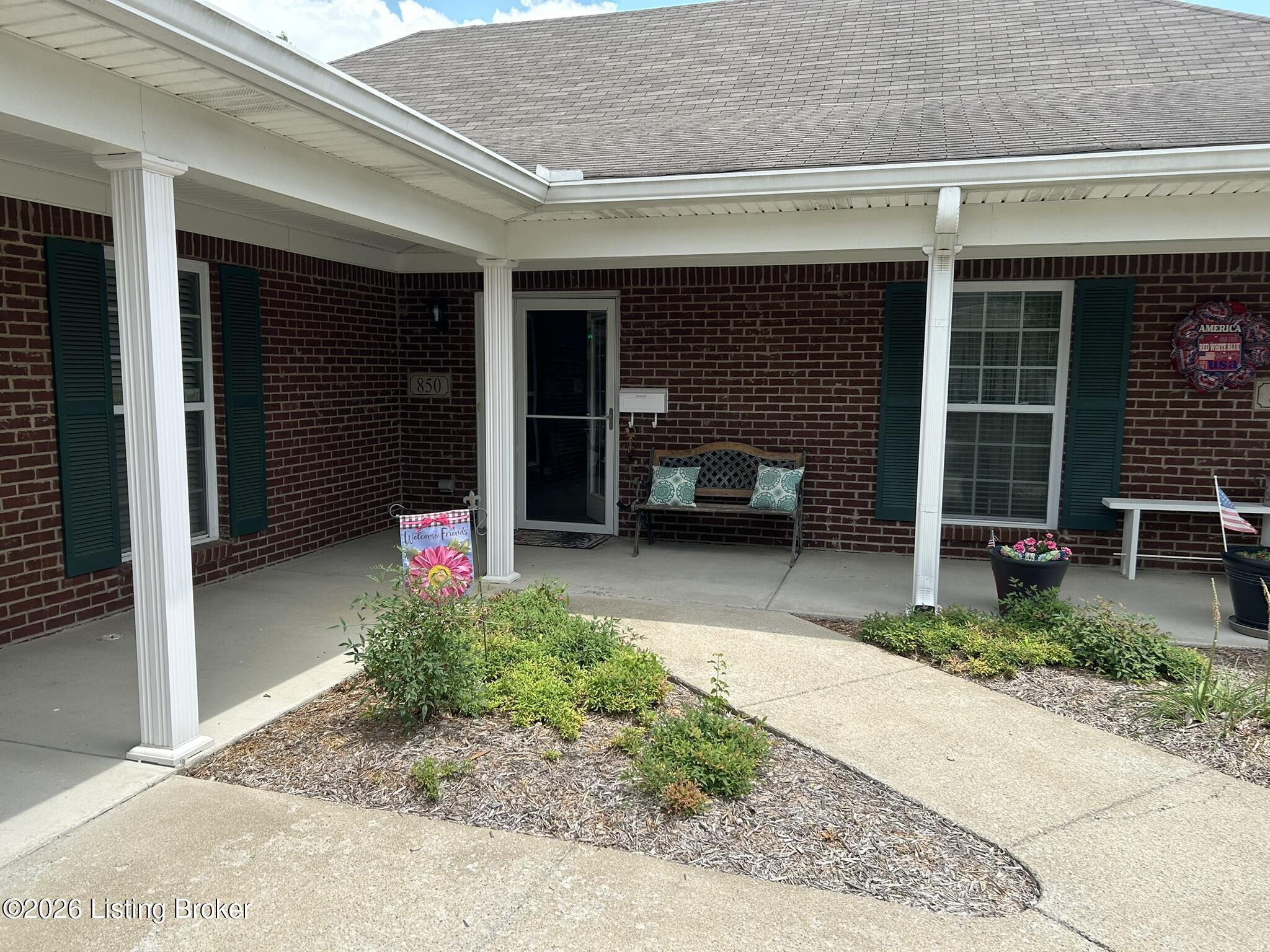 850 Garden Pointe Dr Property Photo 3