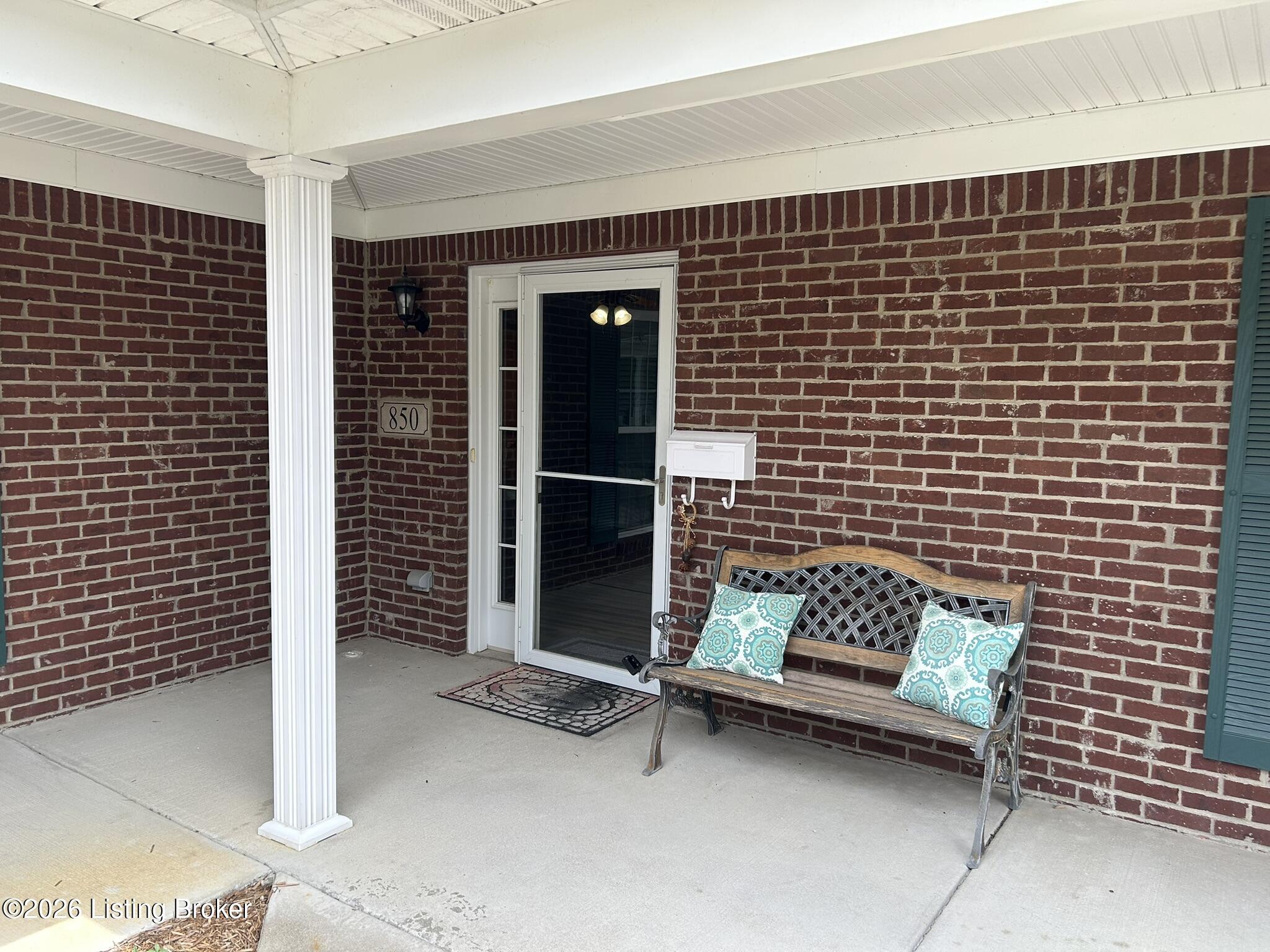 850 Garden Pointe Dr Property Photo 4