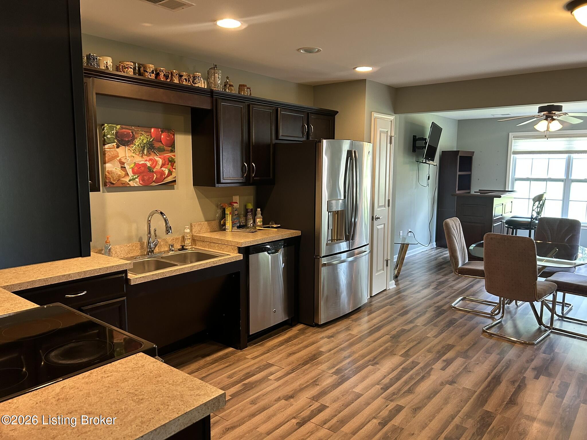 850 Garden Pointe Dr Property Photo 8