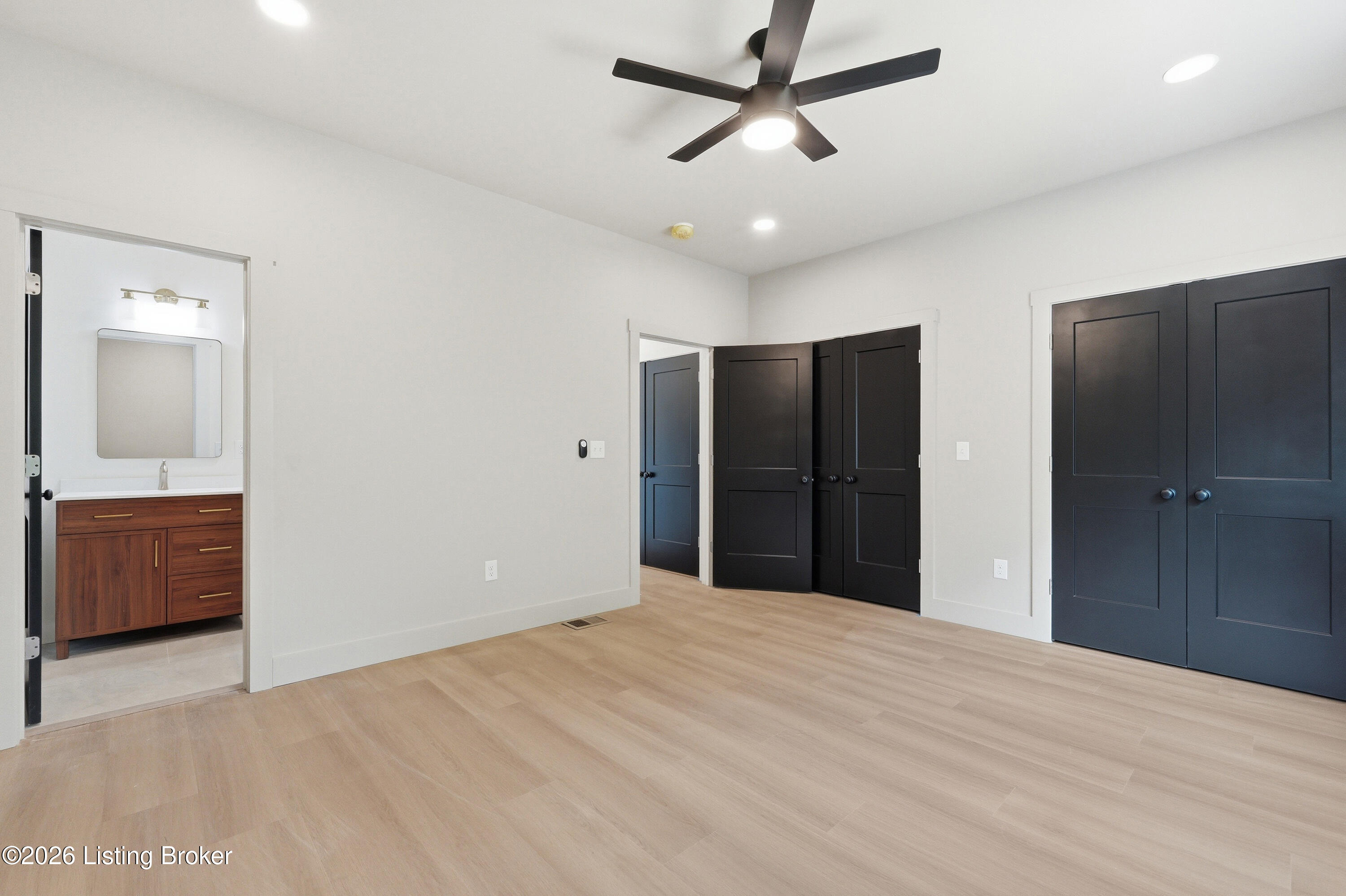 711 E Ormsby Ave Property Photo 17