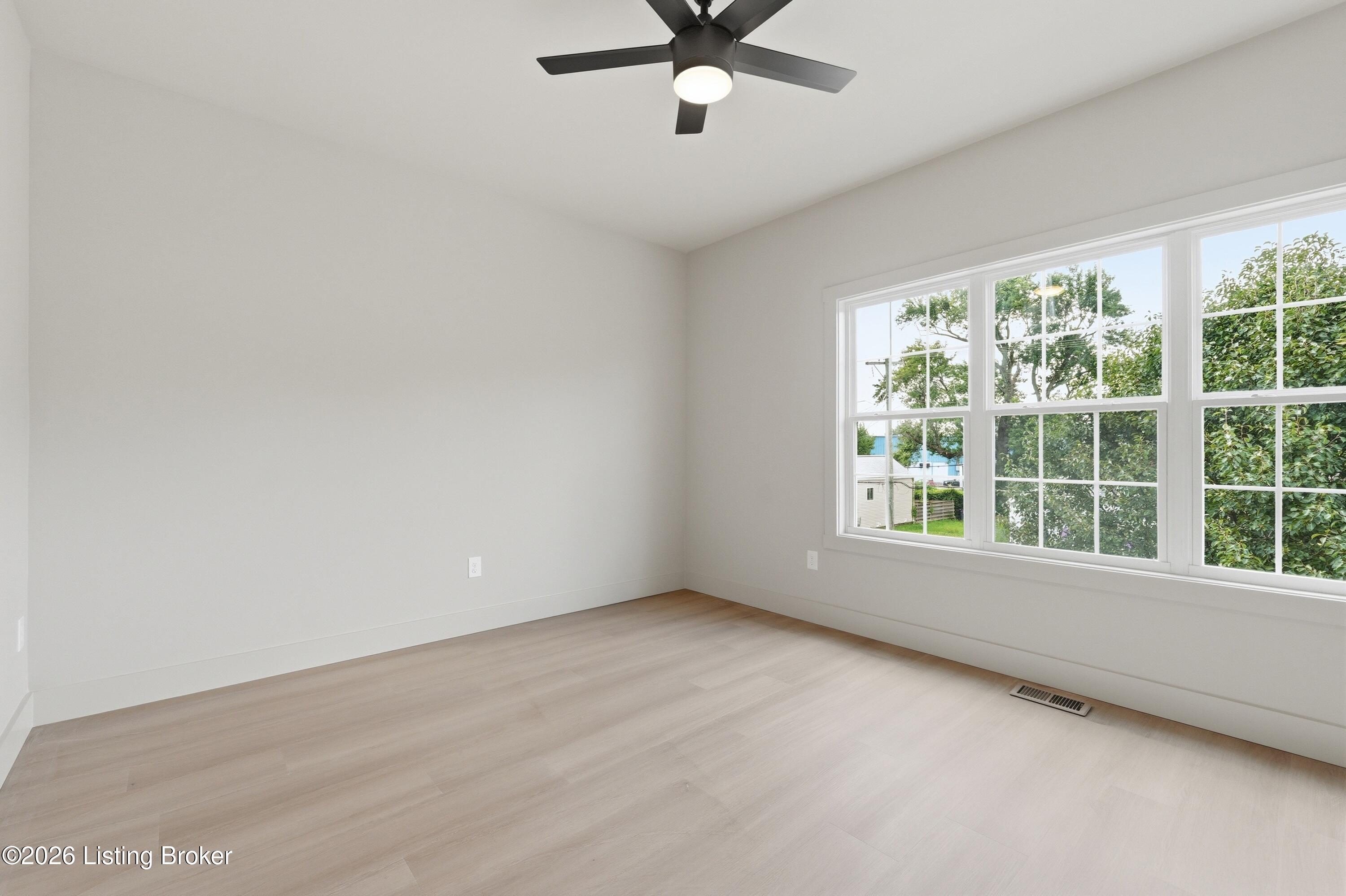 711 E Ormsby Ave Property Photo 23
