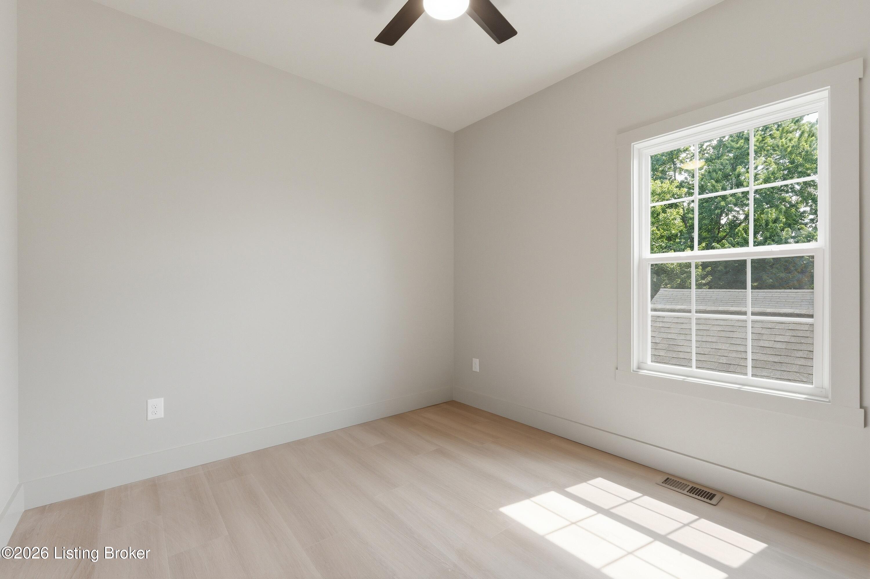 711 E Ormsby Ave Property Photo 25