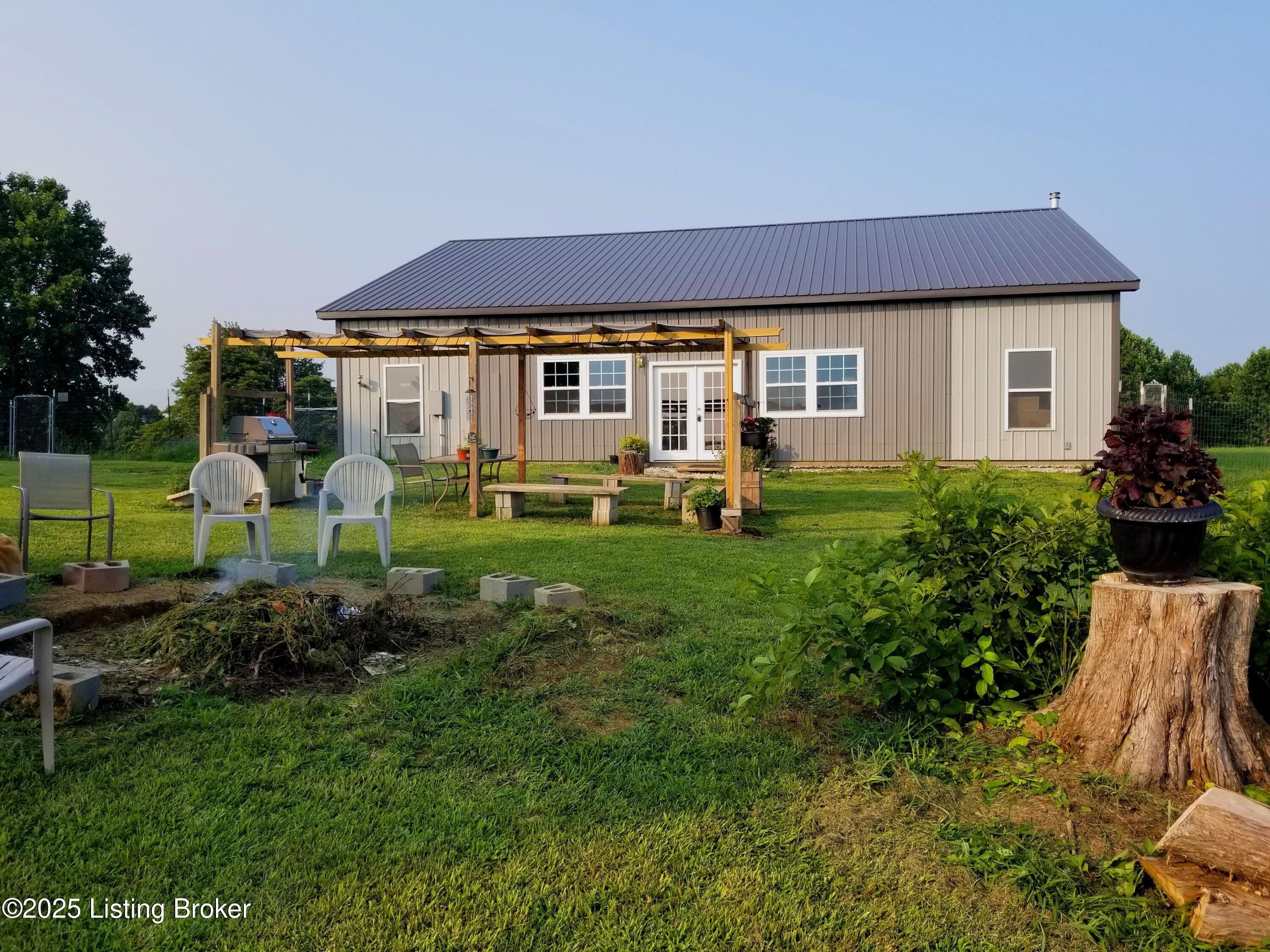 555 Fields Ln Property Photo 2