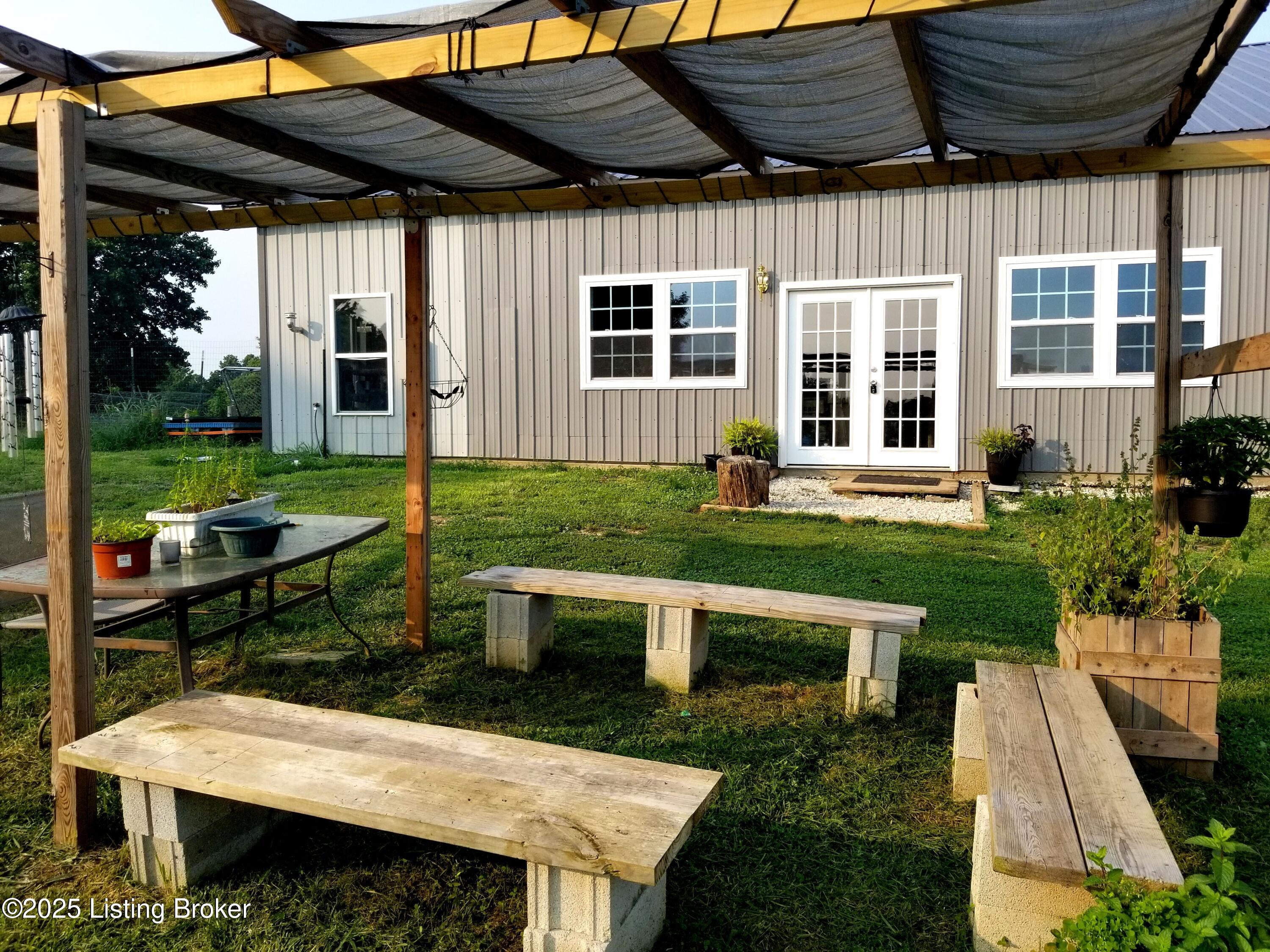 555 Fields Ln Property Photo 4