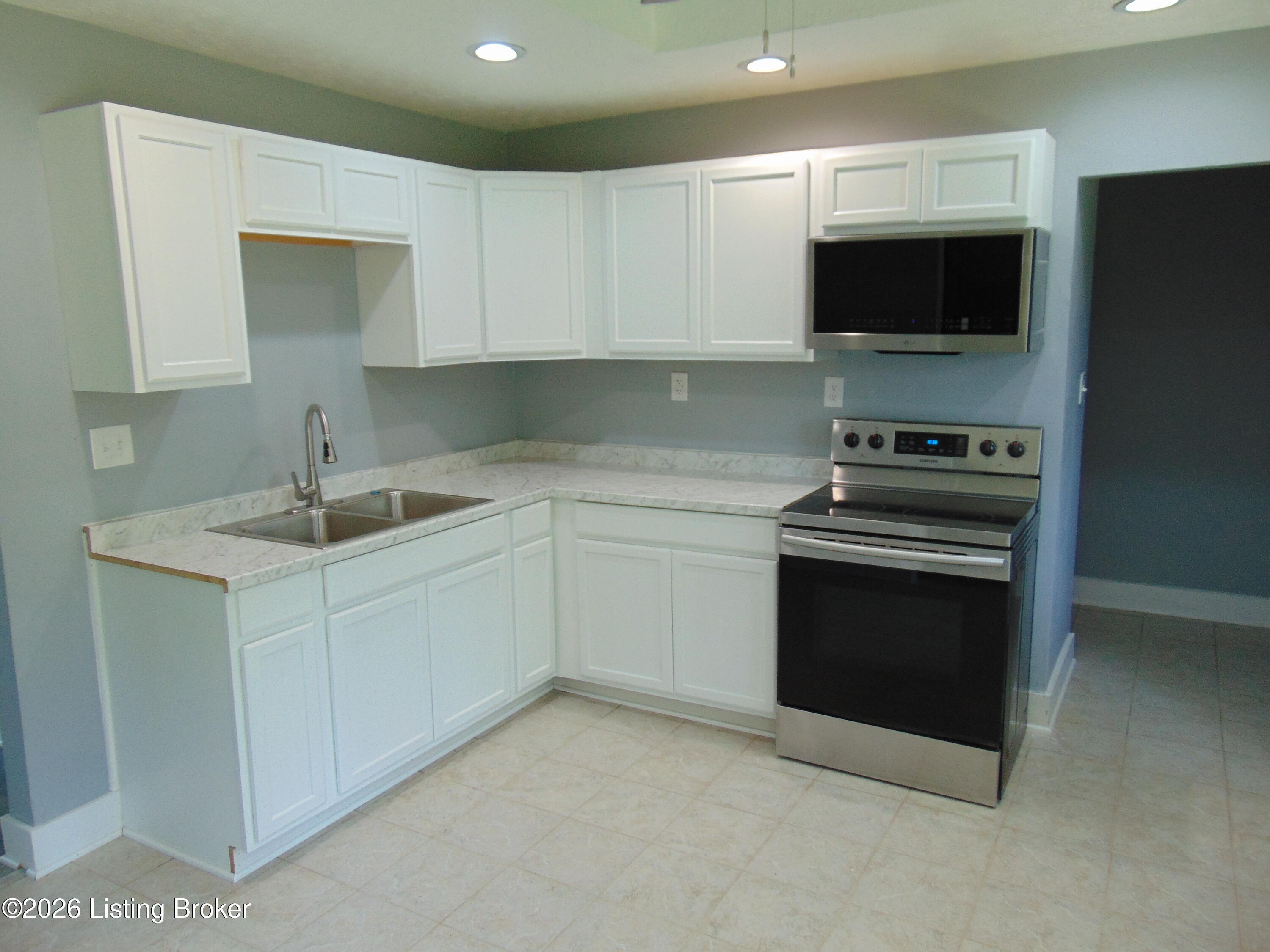 7009 Rainbow Dr Property Photo 4