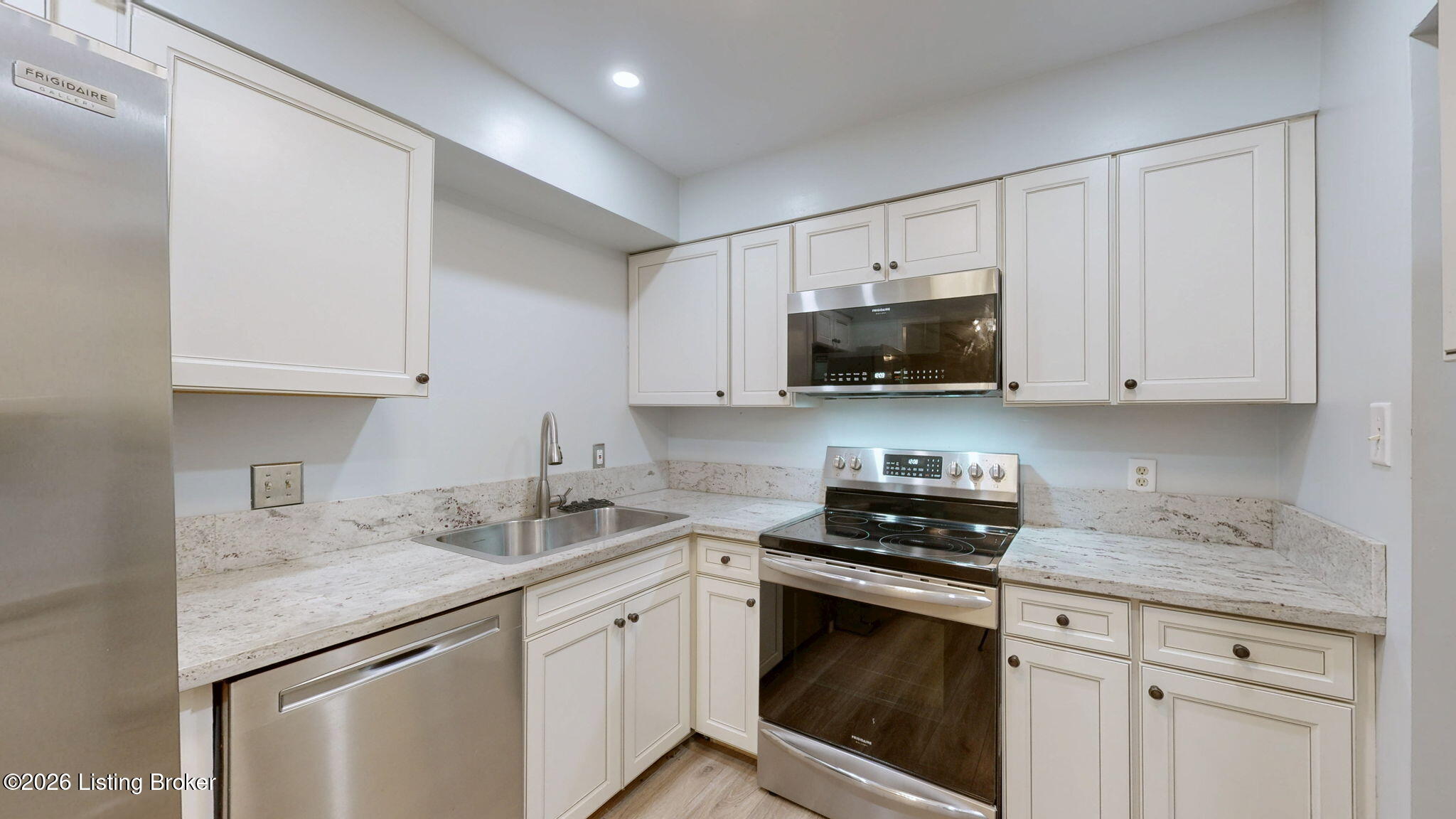 1815 Gardiner Ln Apt F52 Property Photo 3