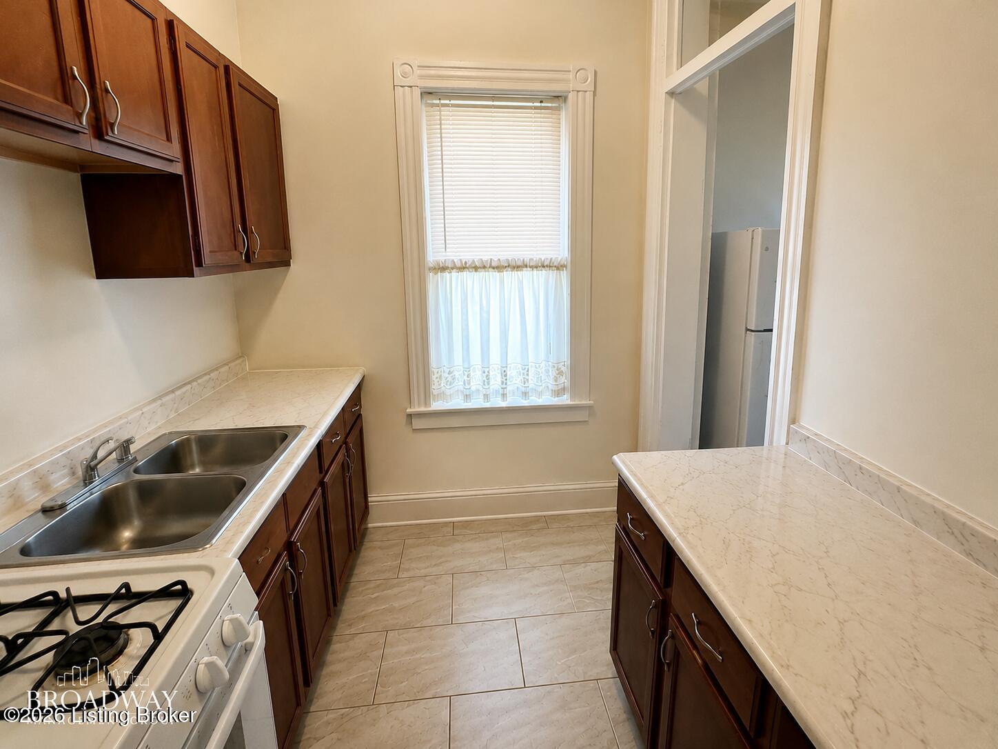 409 Fountain Ct Property Photo 4