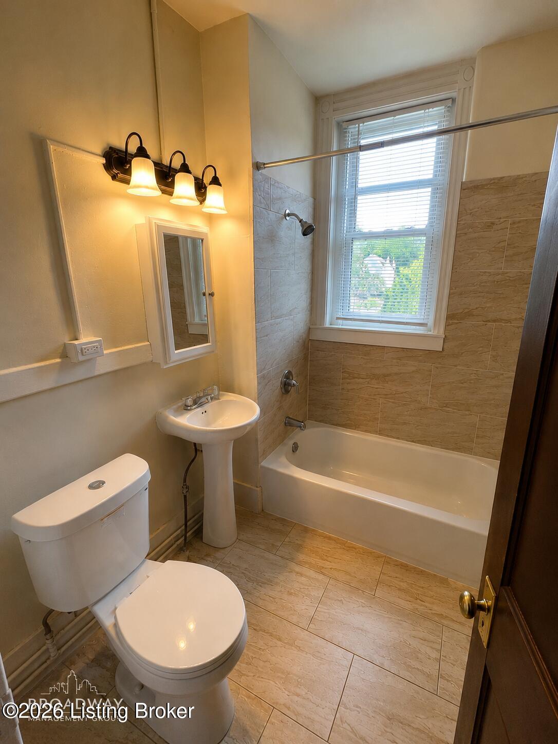 409 Fountain Ct Property Photo 5