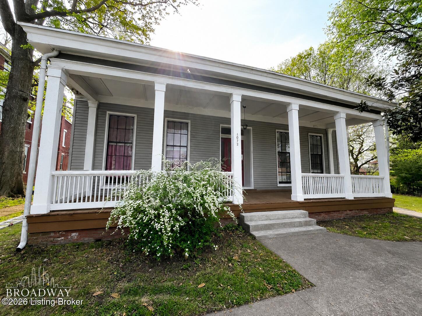 1072 Baxter Ave Property Photo 1
