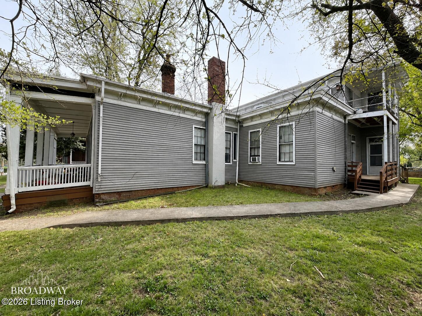 1072 Baxter Ave Property Photo 2