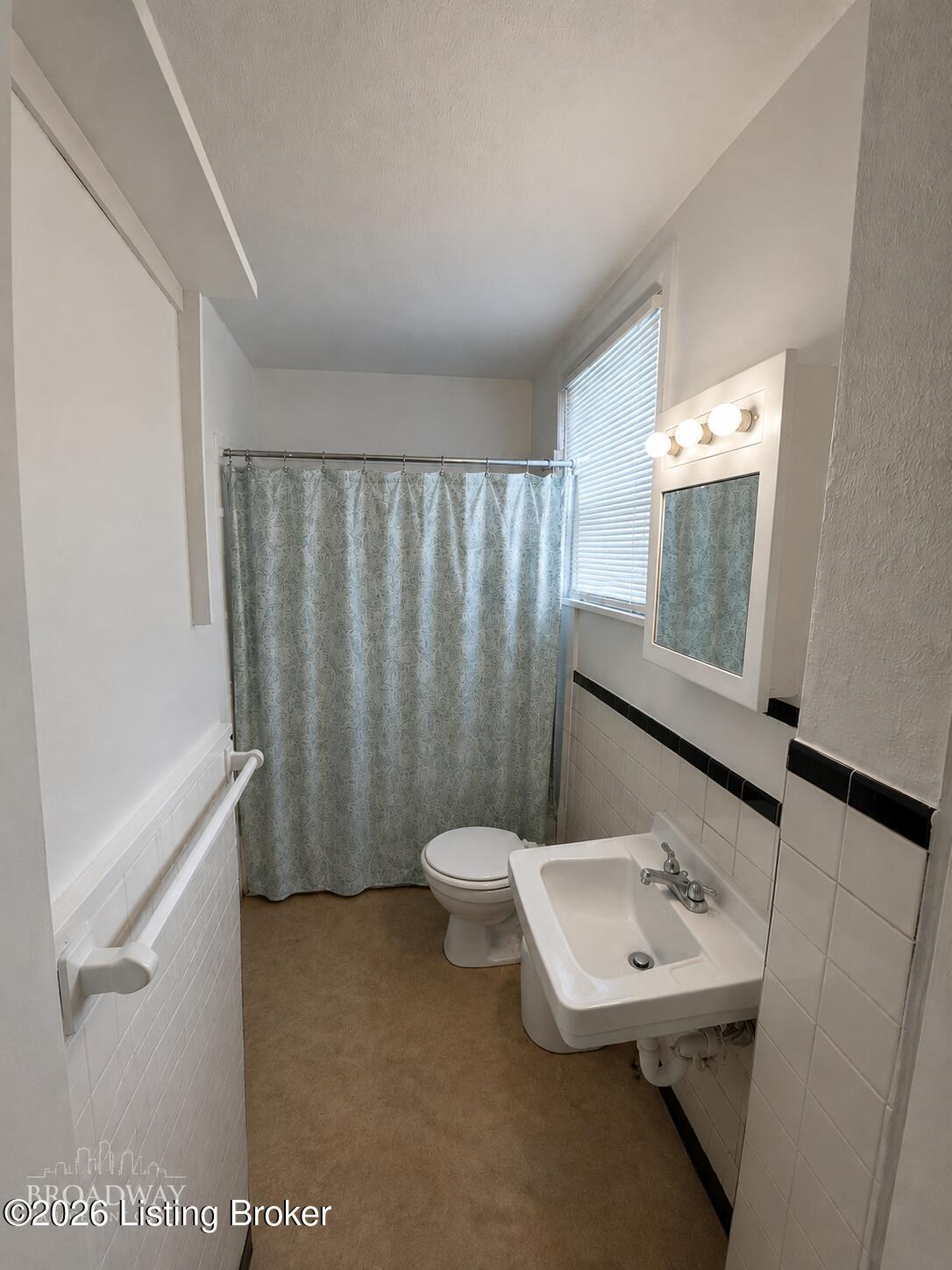 1072 Baxter Ave Property Photo 8