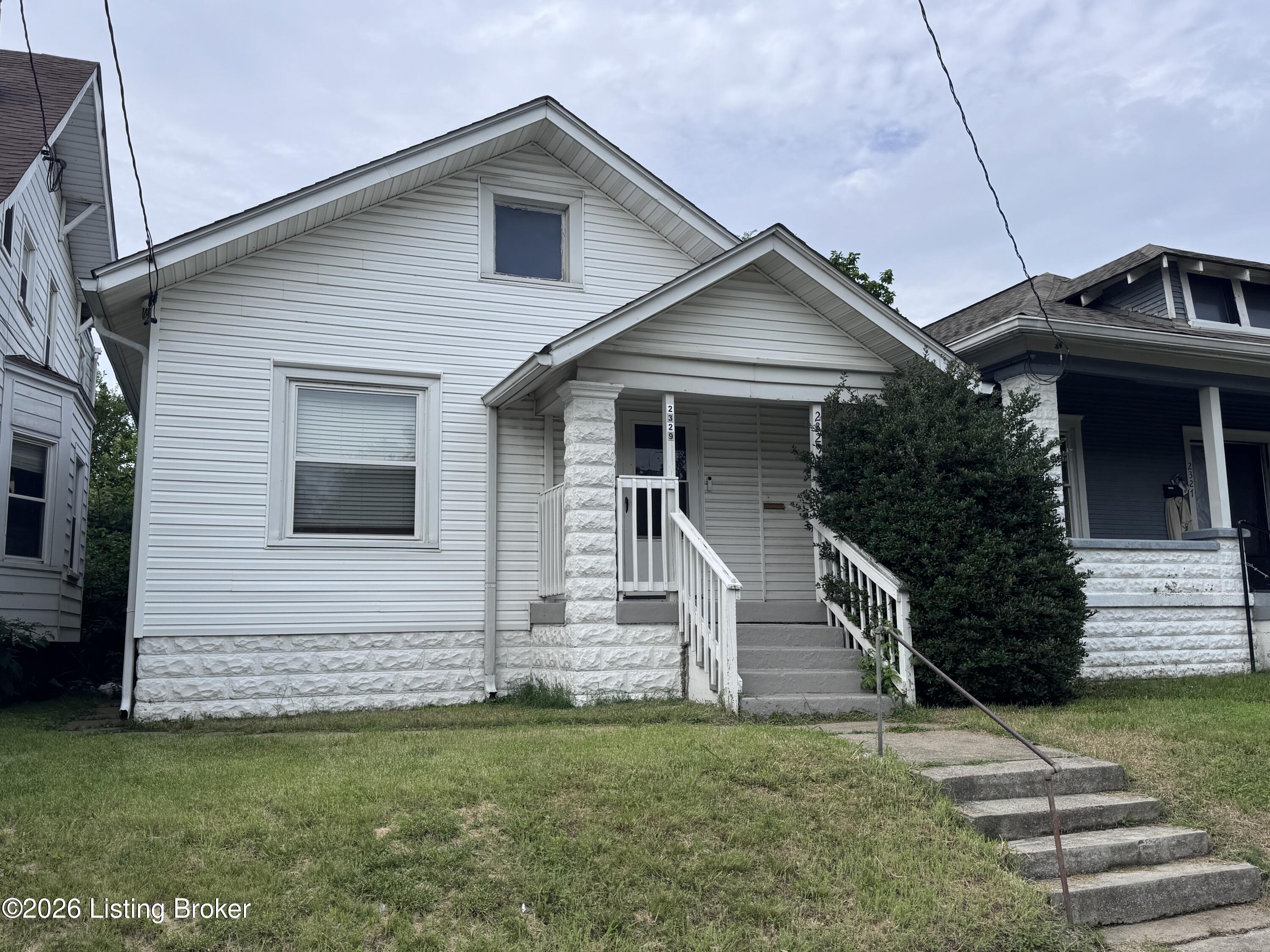 2329 W Oak St Property Photo 1