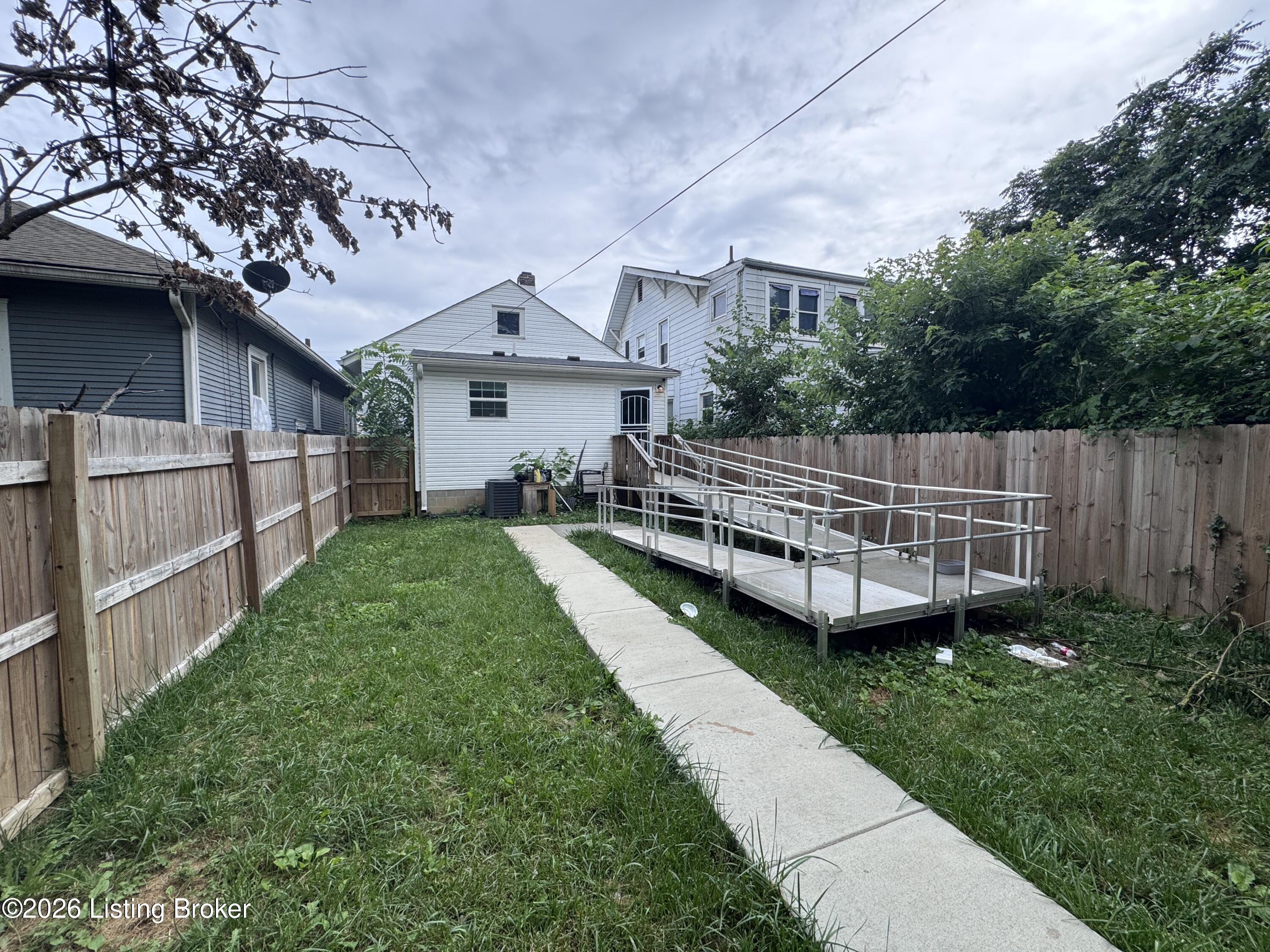 2329 W Oak St Property Photo 4