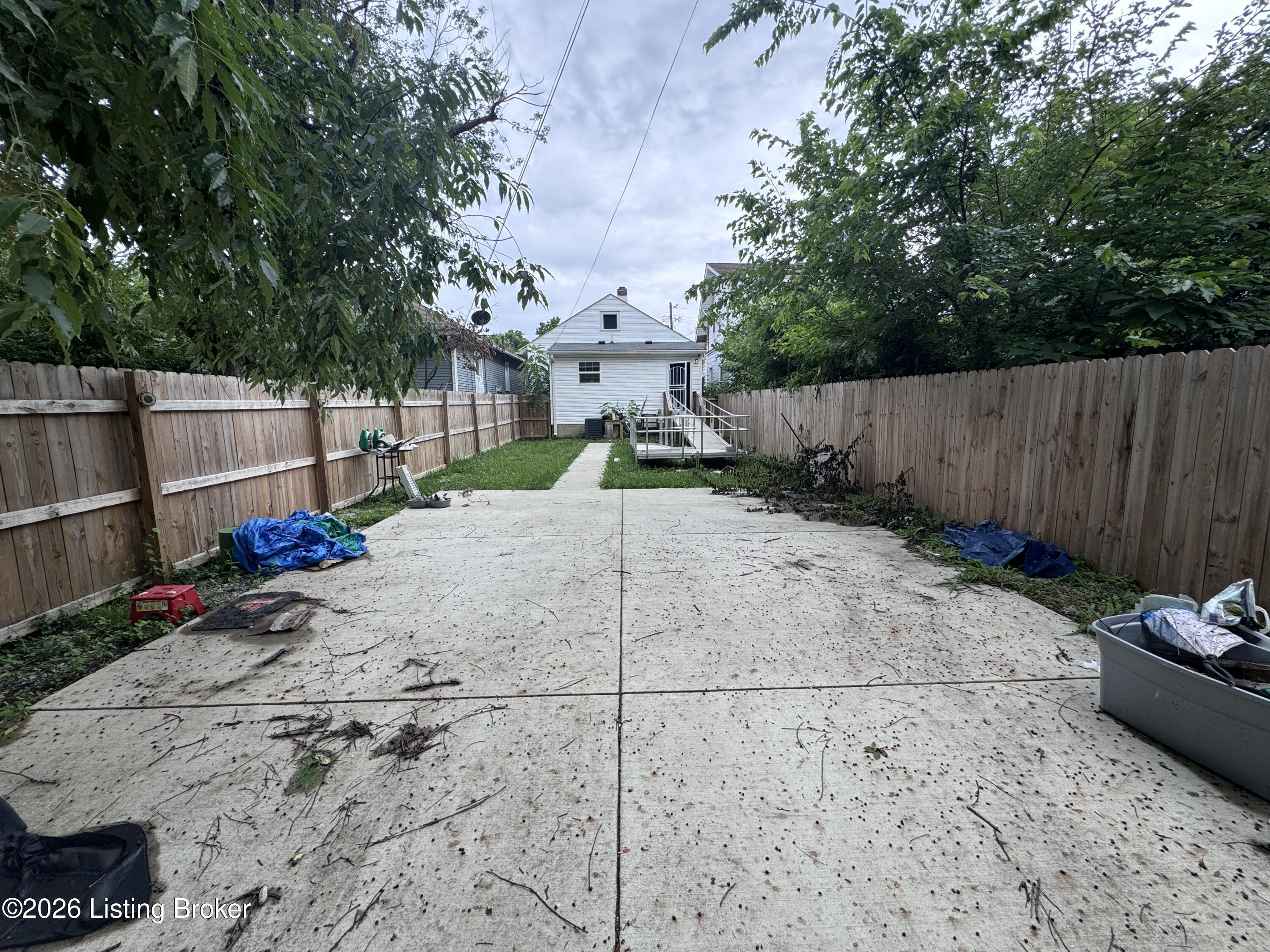 2329 W Oak St Property Photo 5