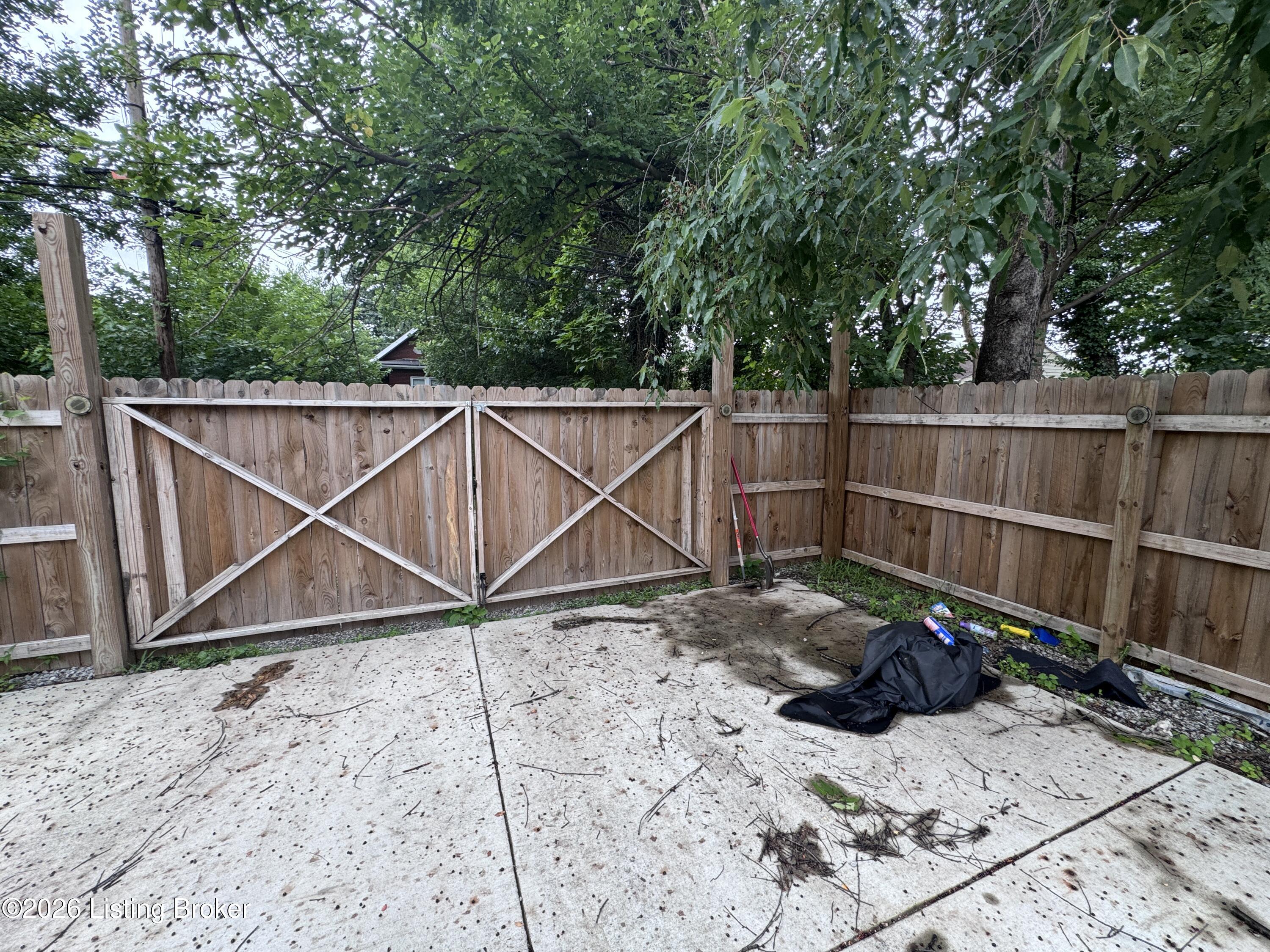 2329 W Oak St Property Photo 6