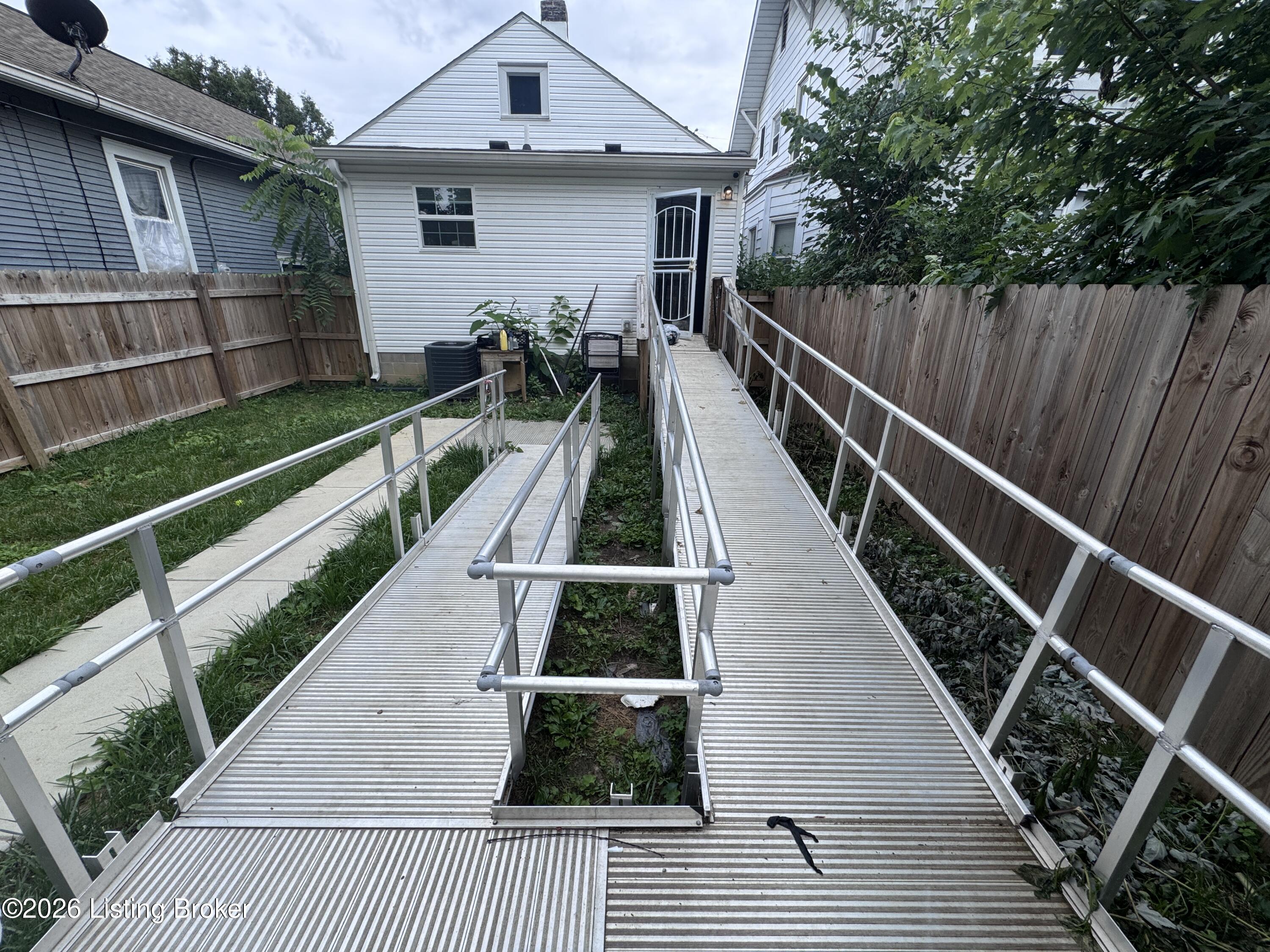 2329 W Oak St Property Photo 8