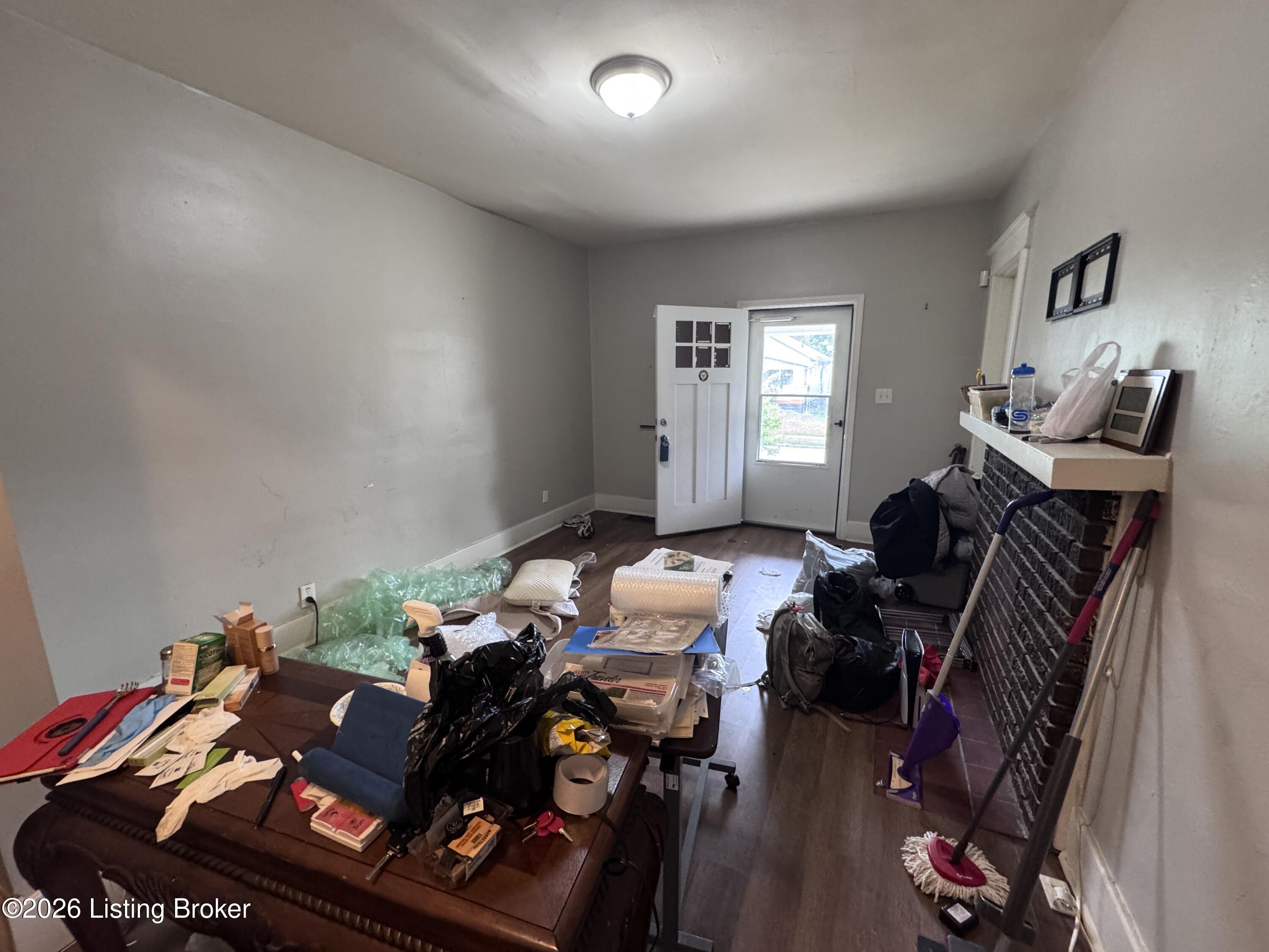 2329 W Oak St Property Photo 9