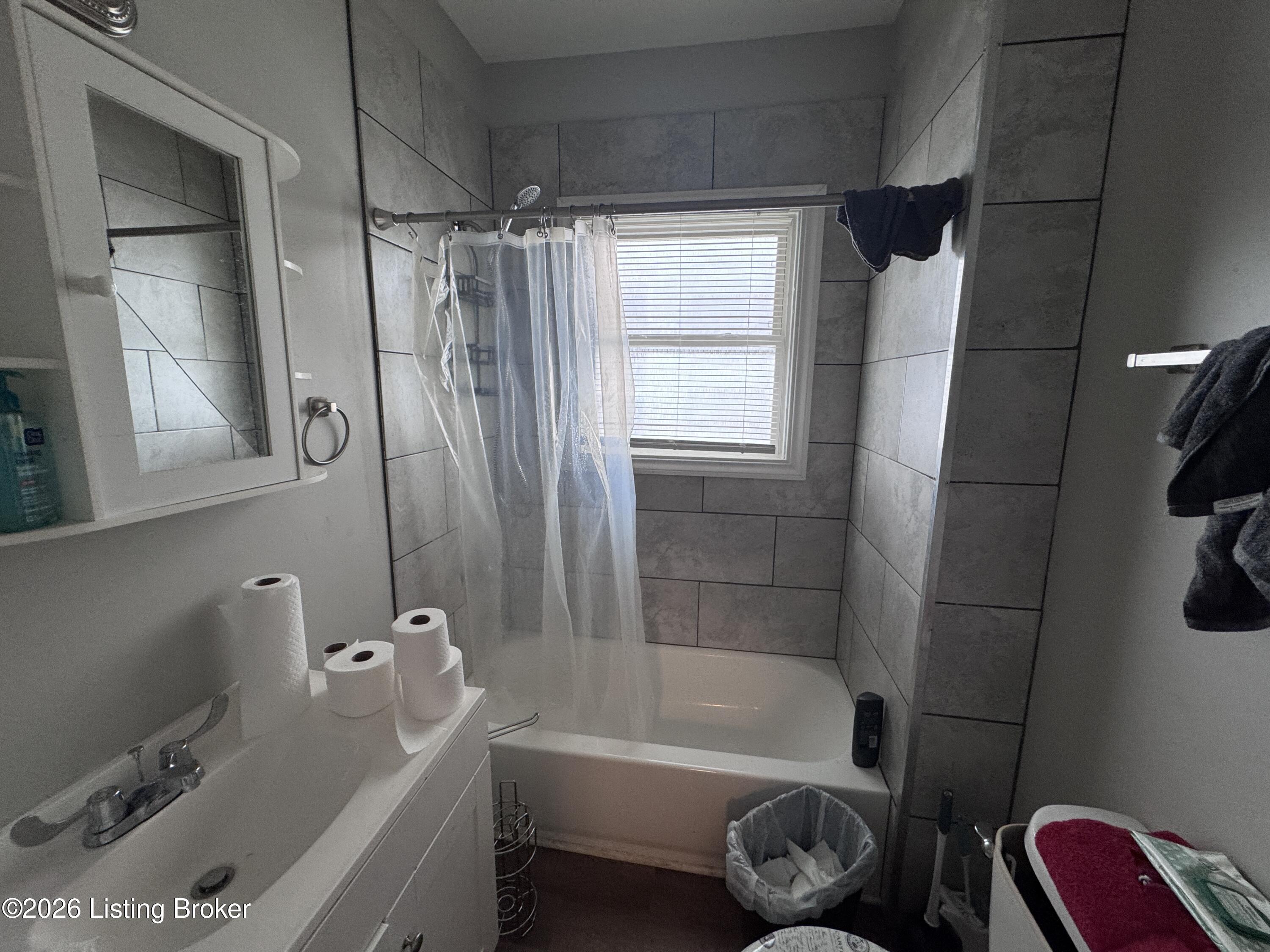 2329 W Oak St Property Photo 11