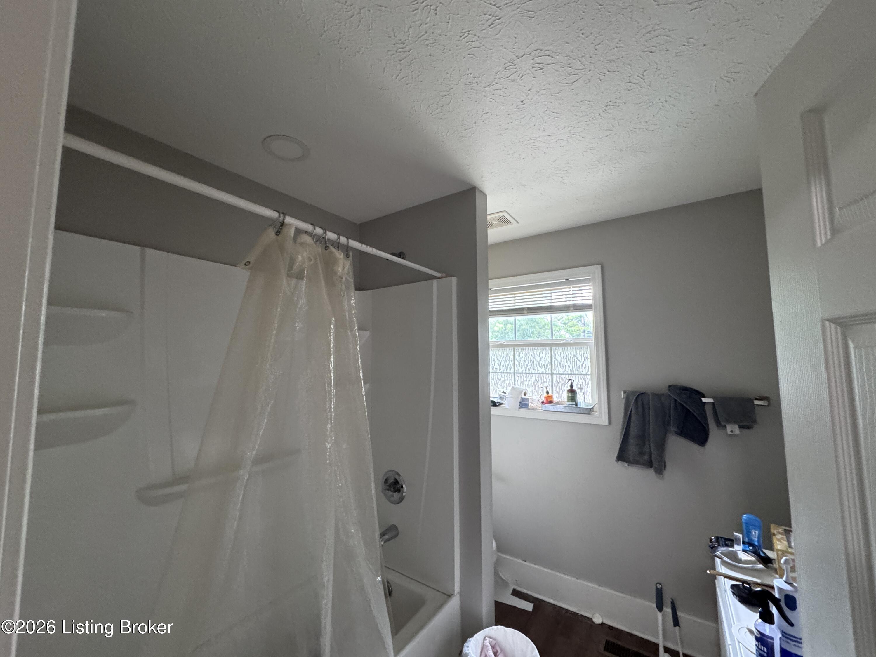 2329 W Oak St Property Photo 12