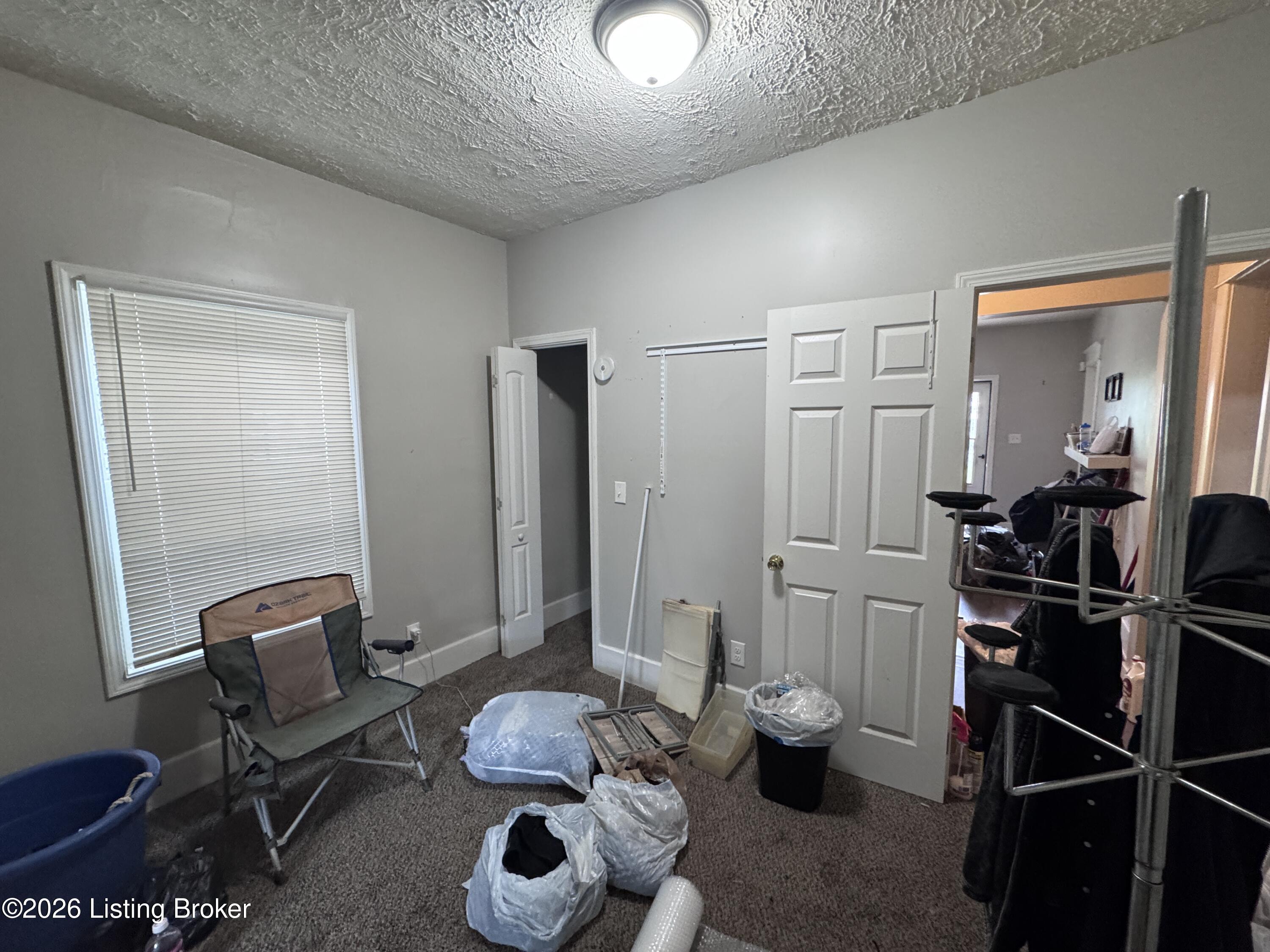 2329 W Oak St Property Photo 15