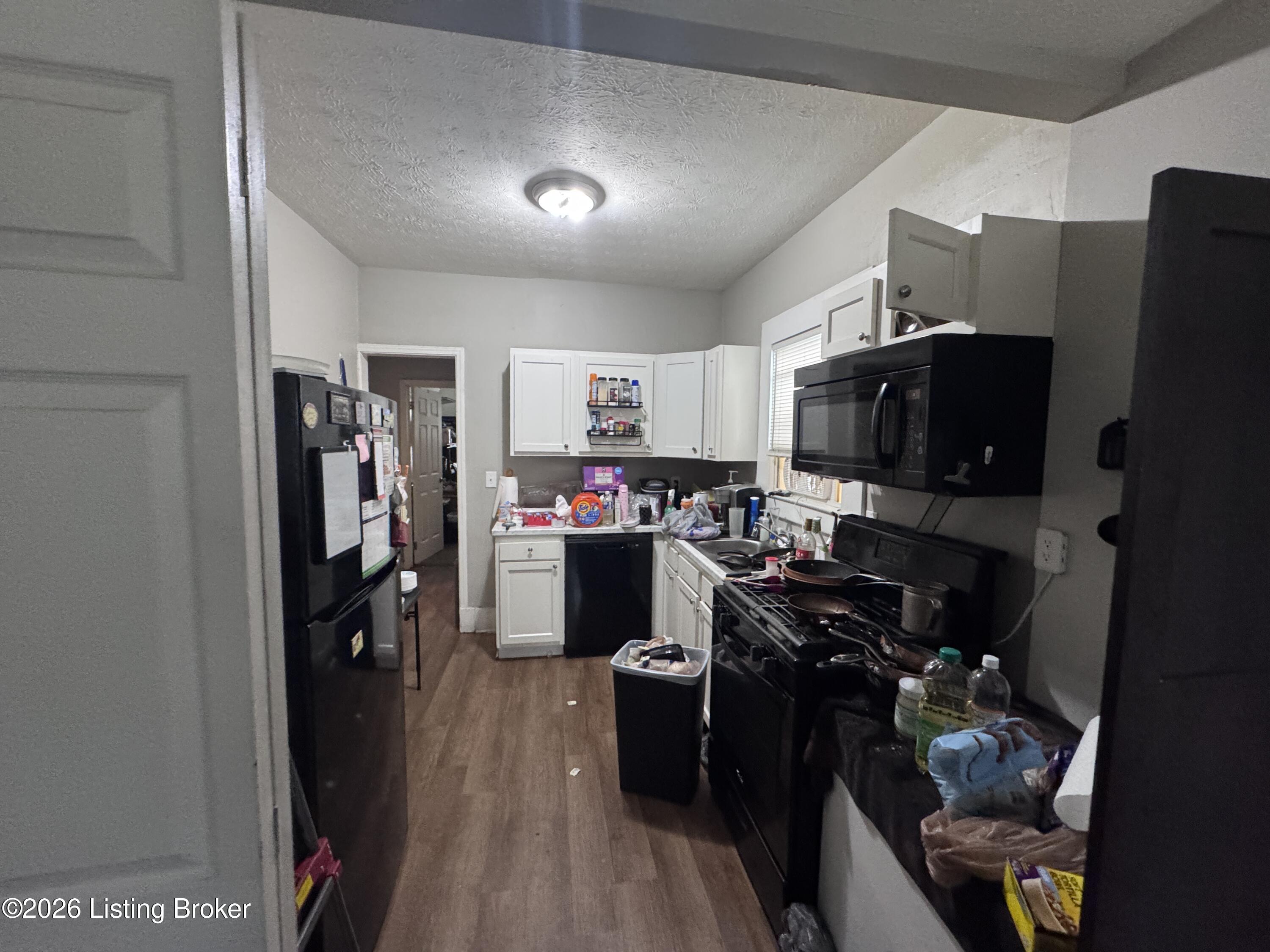 2329 W Oak St Property Photo 16