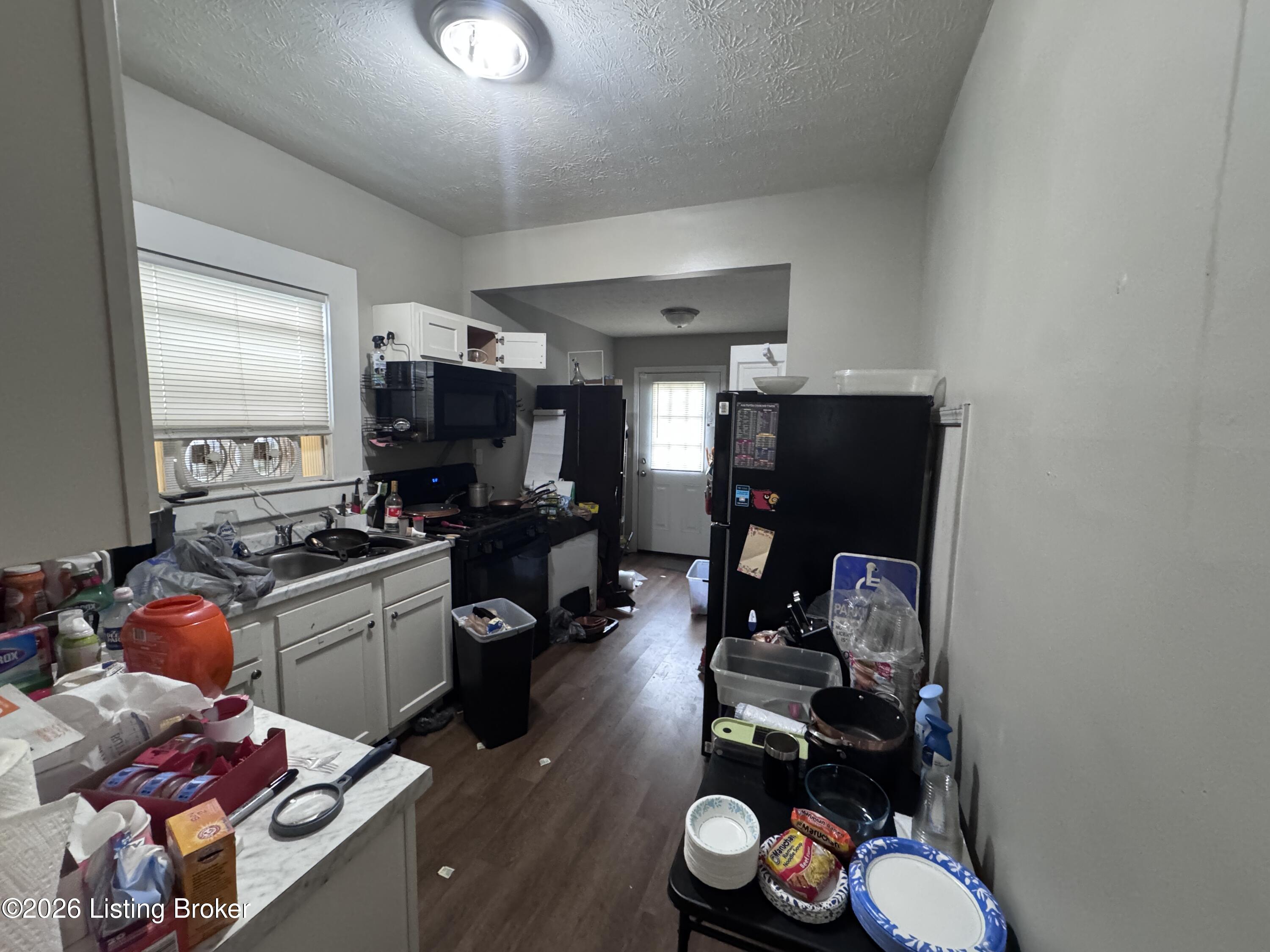 2329 W Oak St Property Photo 17