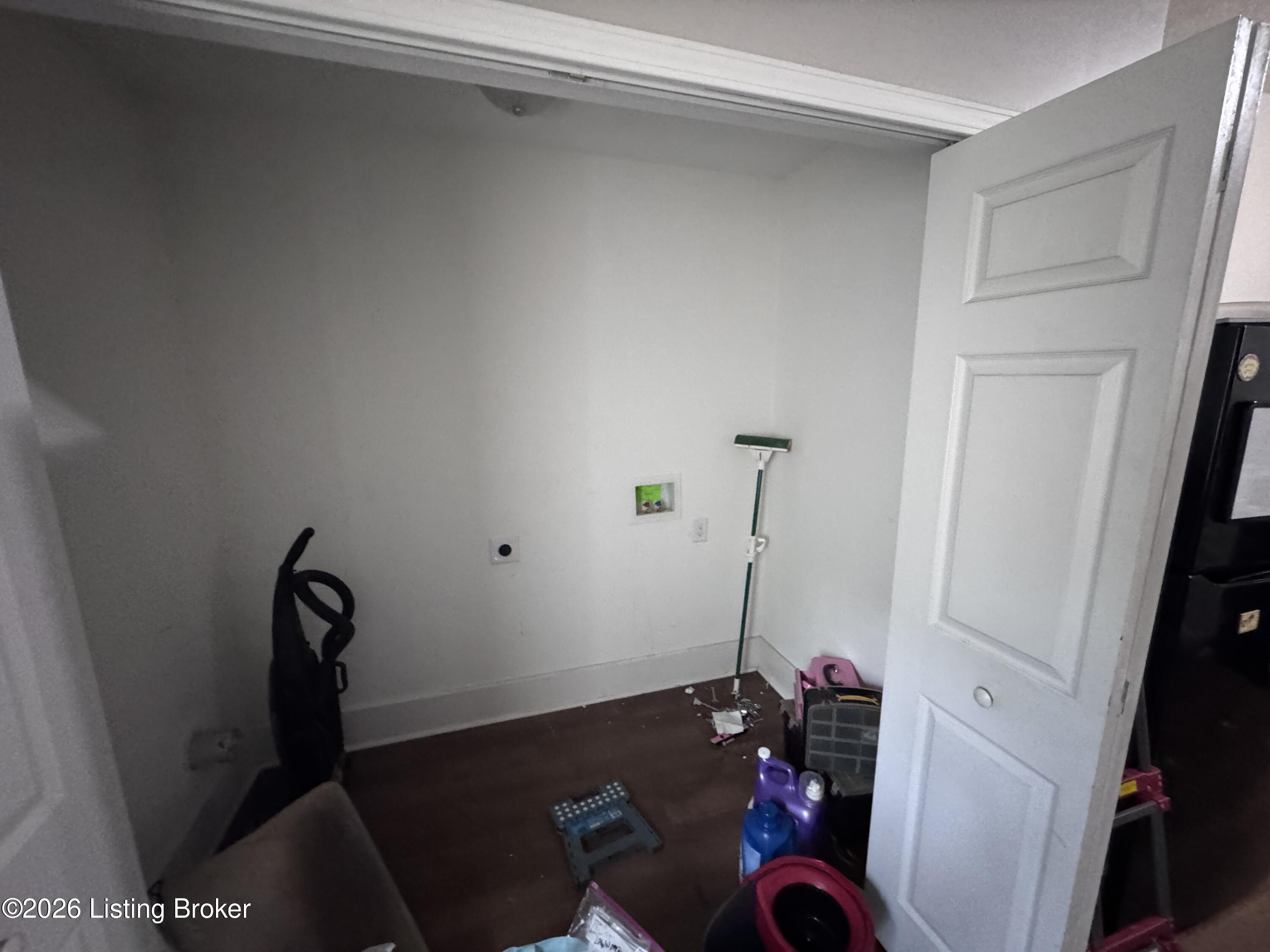 2329 W Oak St Property Photo 19