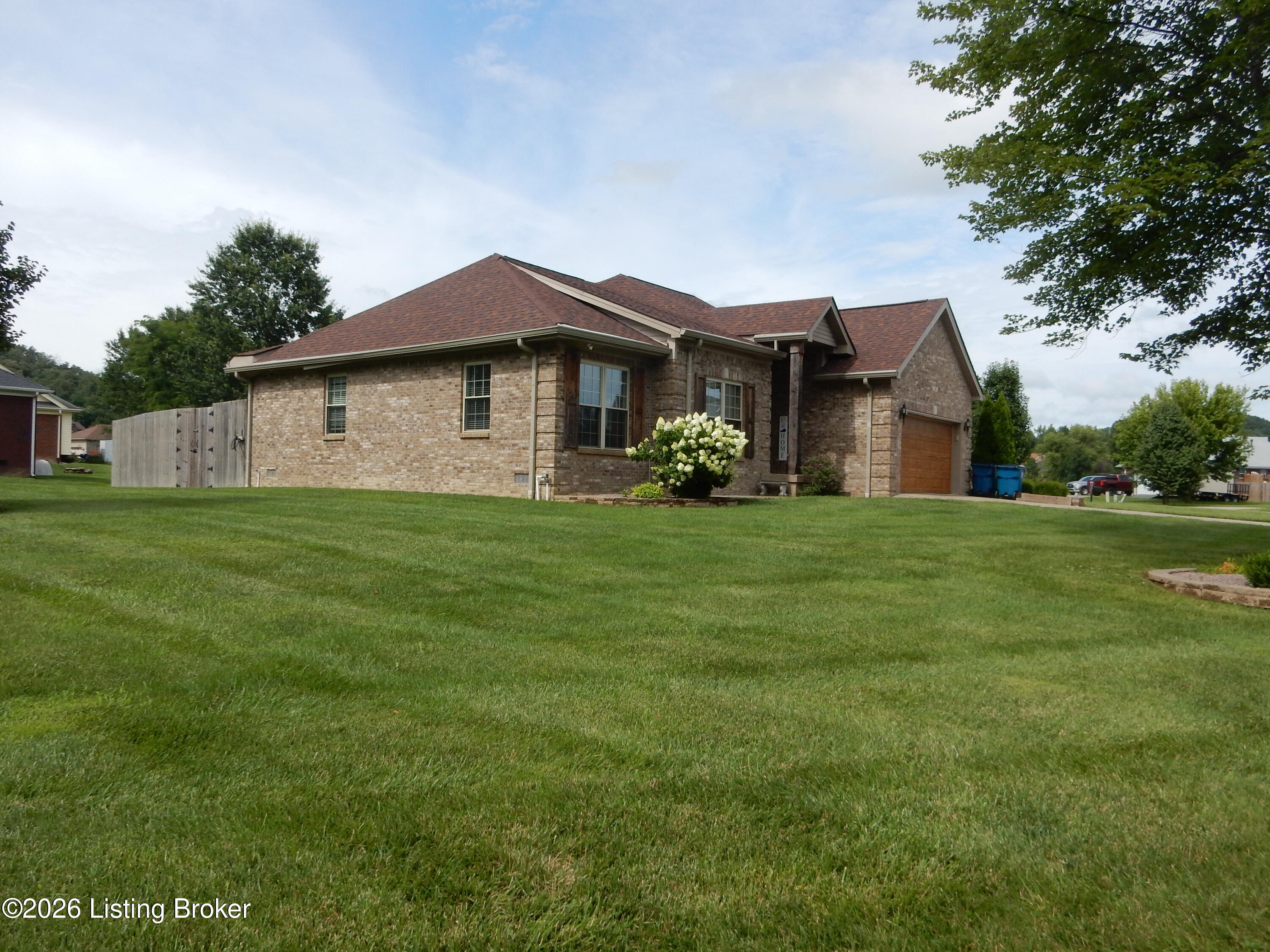 300 Jade Dr Property Photo 2