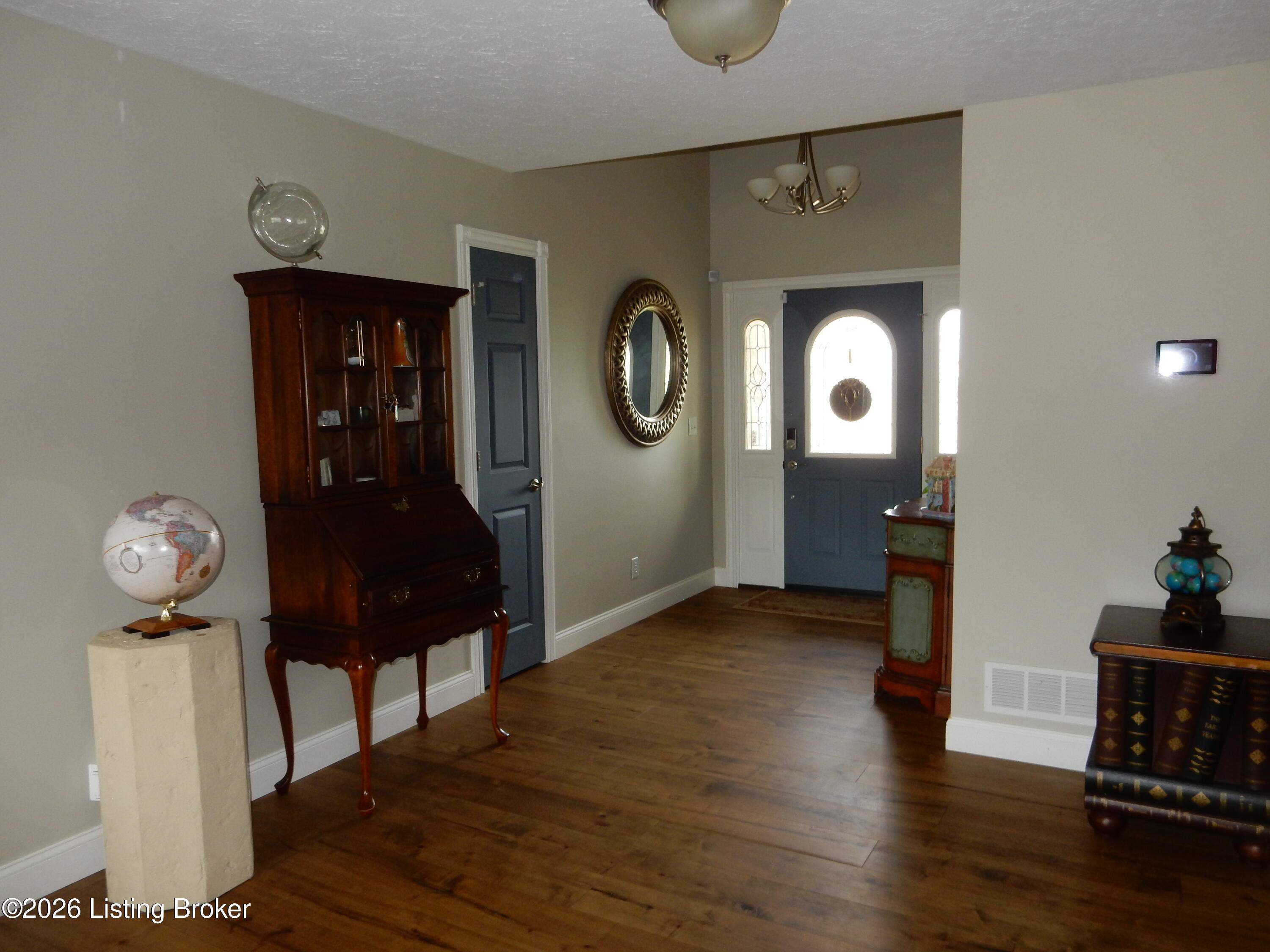 300 Jade Dr Property Photo 3