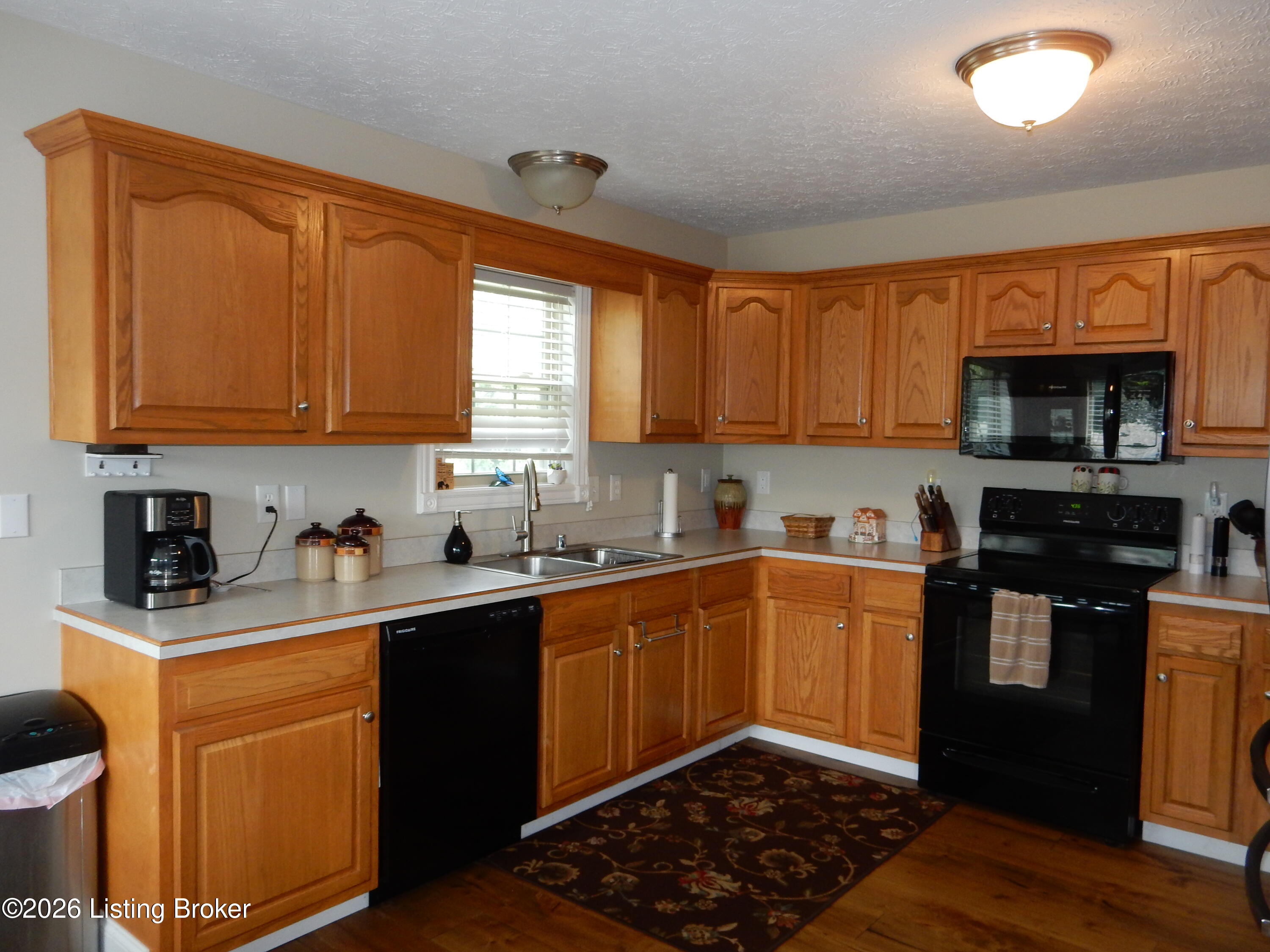 300 Jade Dr Property Photo 8